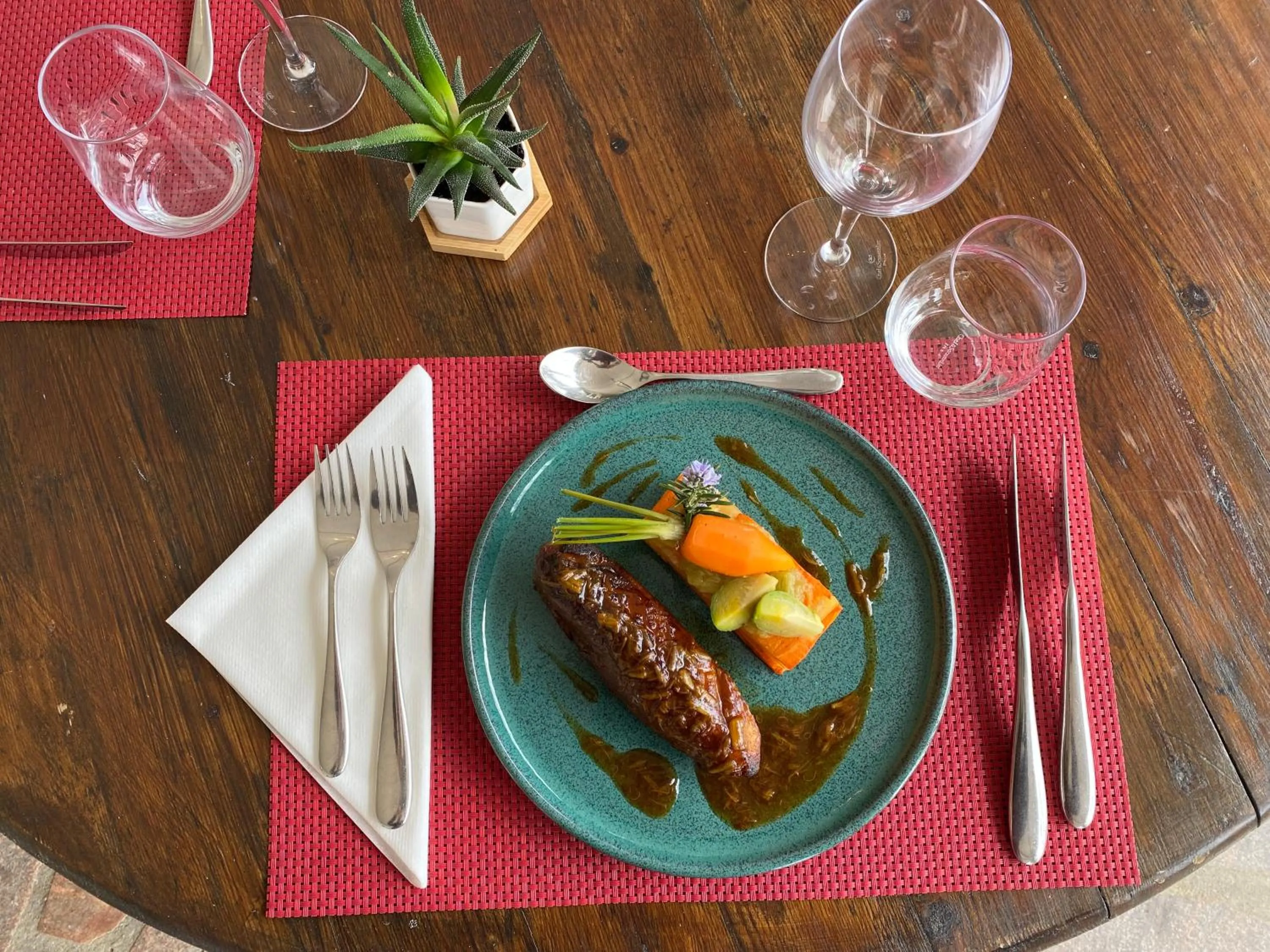 Restaurant/places to eat in Logis Hôtels - Hôtel Restaurant Domaine Les Falaises