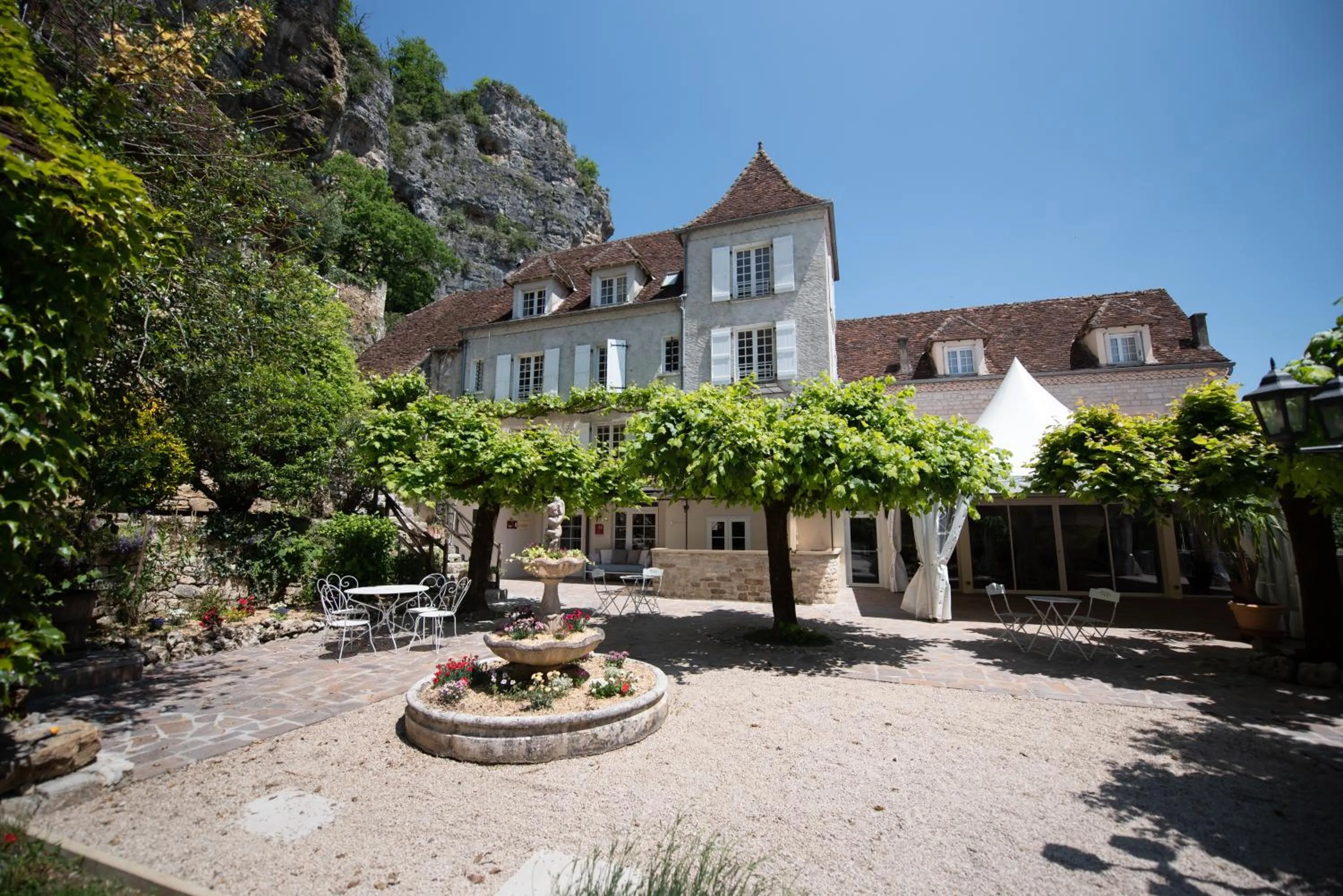 Property building in Logis Hôtels - Hôtel Restaurant Domaine Les Falaises