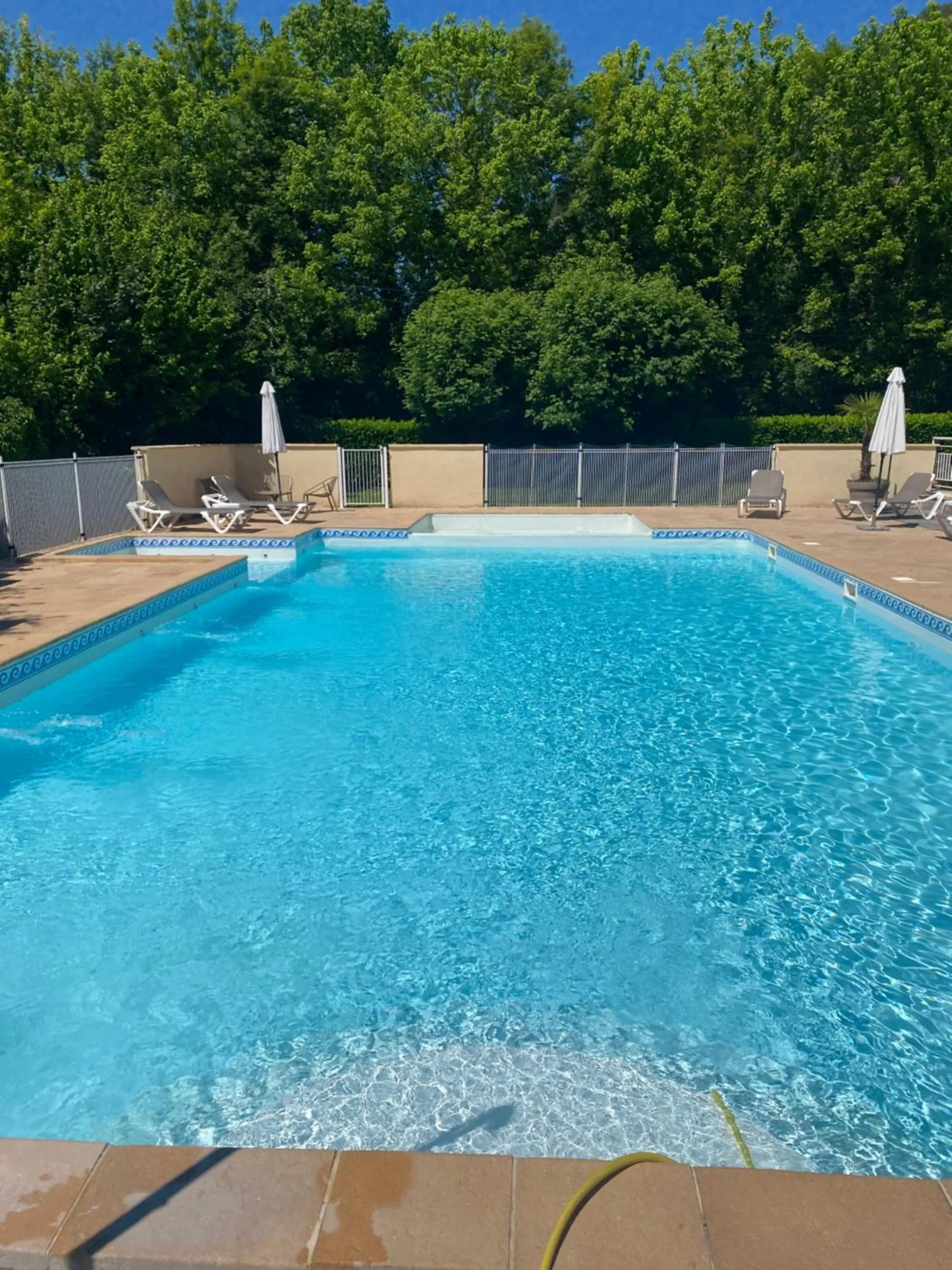 Swimming pool in Logis Hôtels - Hôtel Restaurant Domaine Les Falaises