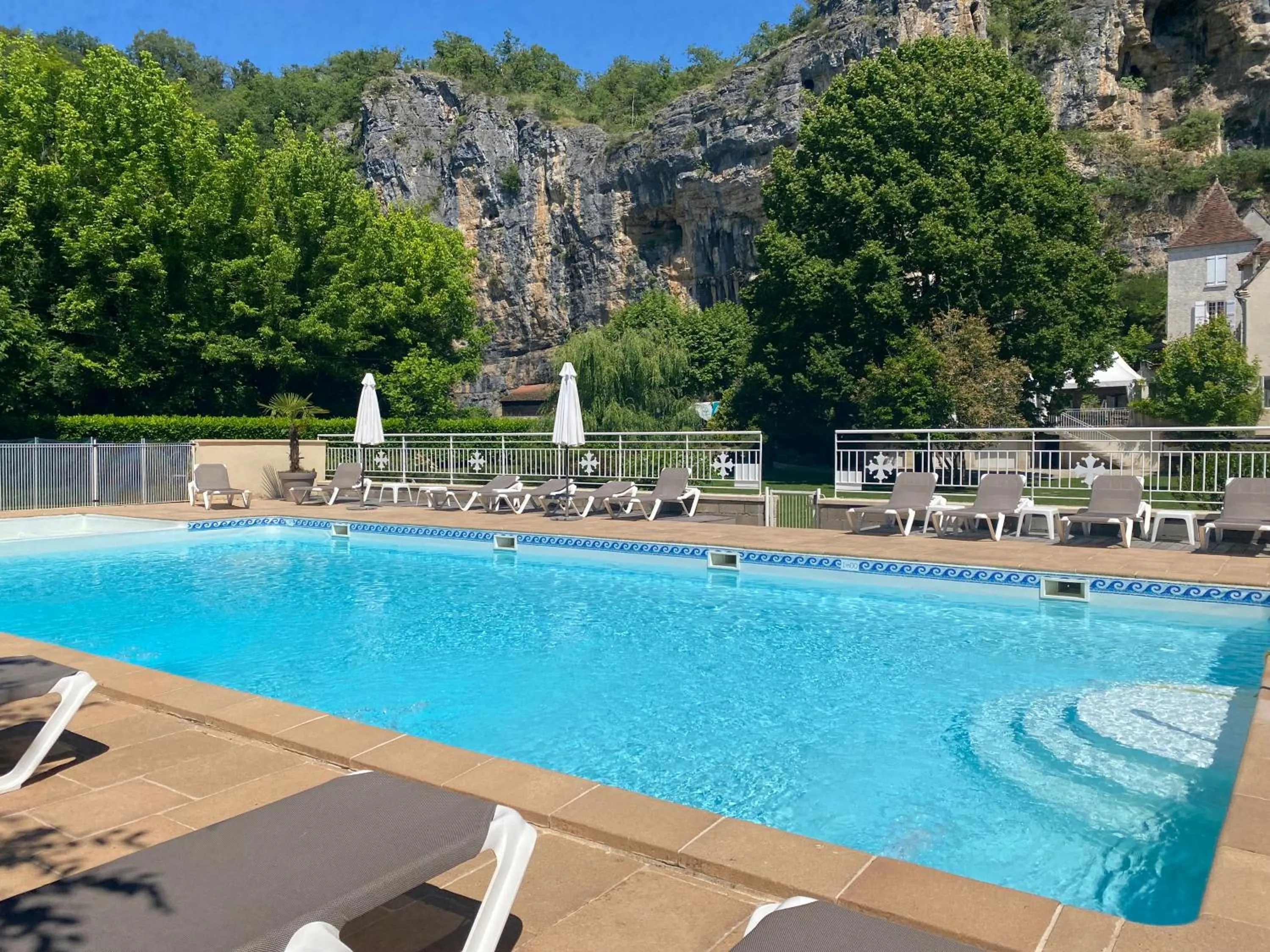Swimming pool in Logis Hôtels - Hôtel Restaurant Domaine Les Falaises
