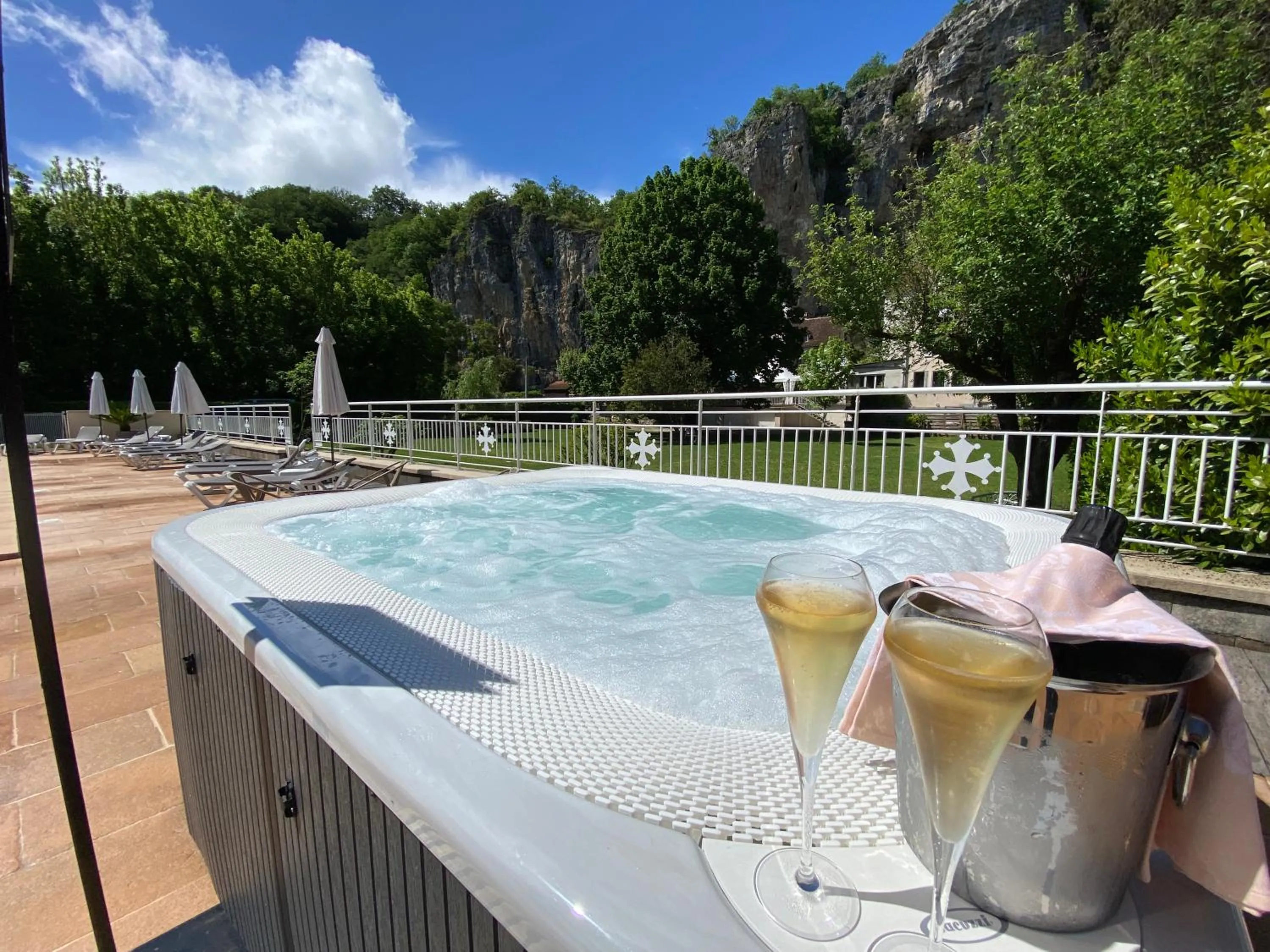 Hot Tub in Logis Hôtels - Hôtel Restaurant Domaine Les Falaises