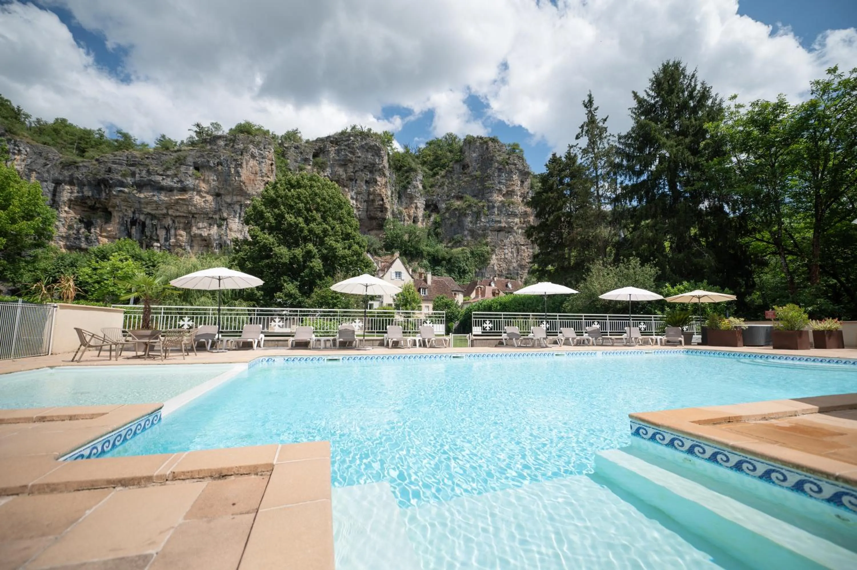 Swimming pool in Logis Hôtels - Hôtel Restaurant Domaine Les Falaises