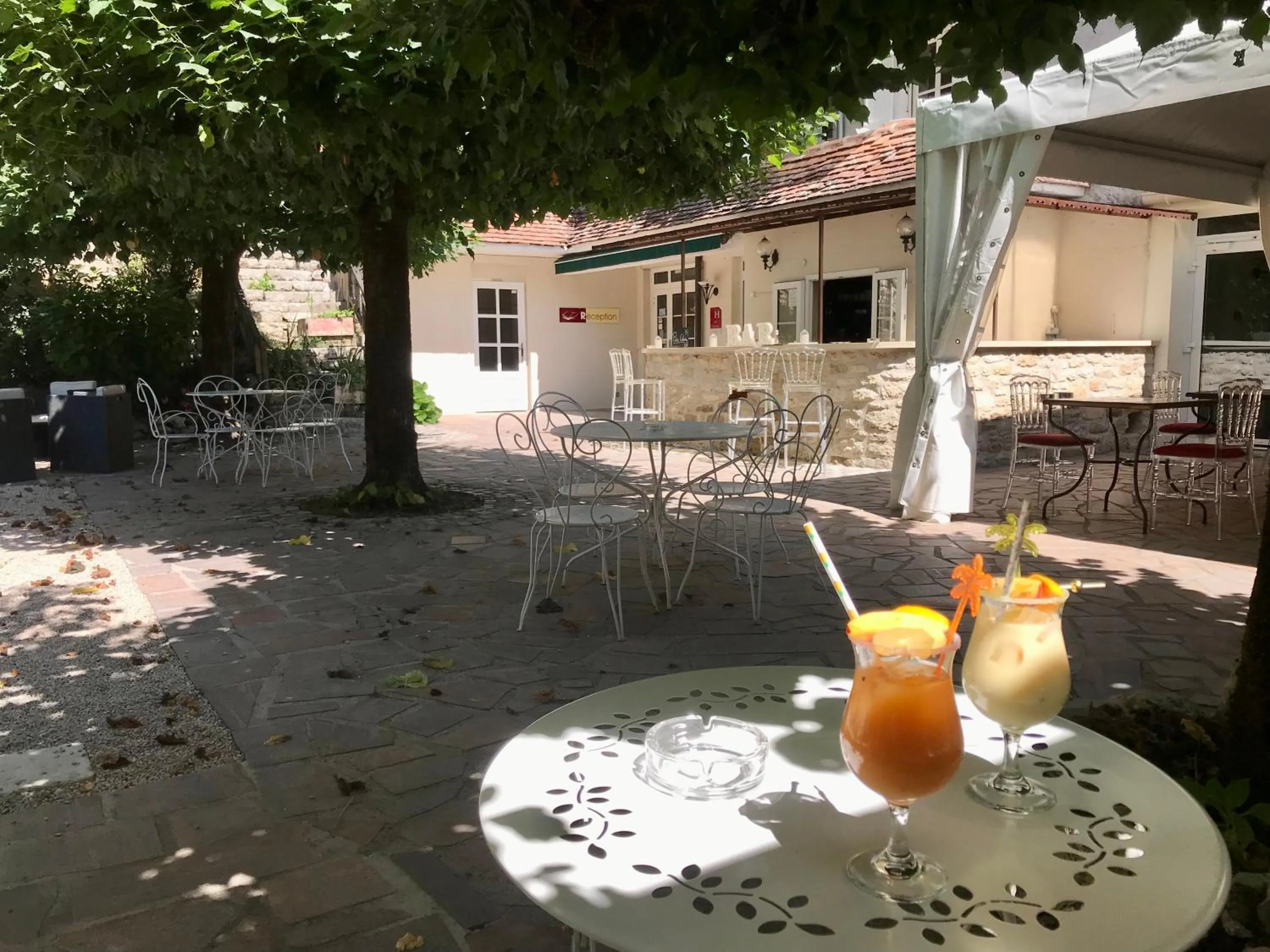 Drinks in Logis Hôtels - Hôtel Restaurant Domaine Les Falaises