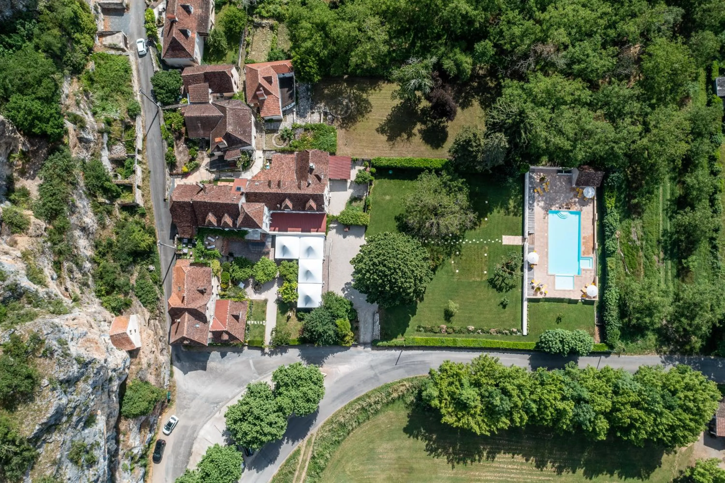 Property building in Logis Hôtels - Hôtel Restaurant Domaine Les Falaises