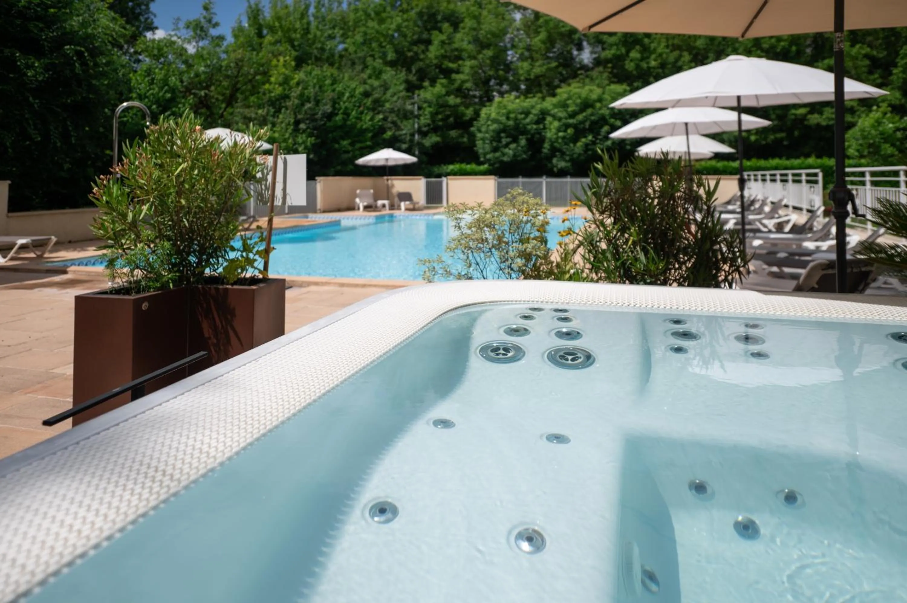 Hot Tub in Logis Hôtels - Hôtel Restaurant Domaine Les Falaises