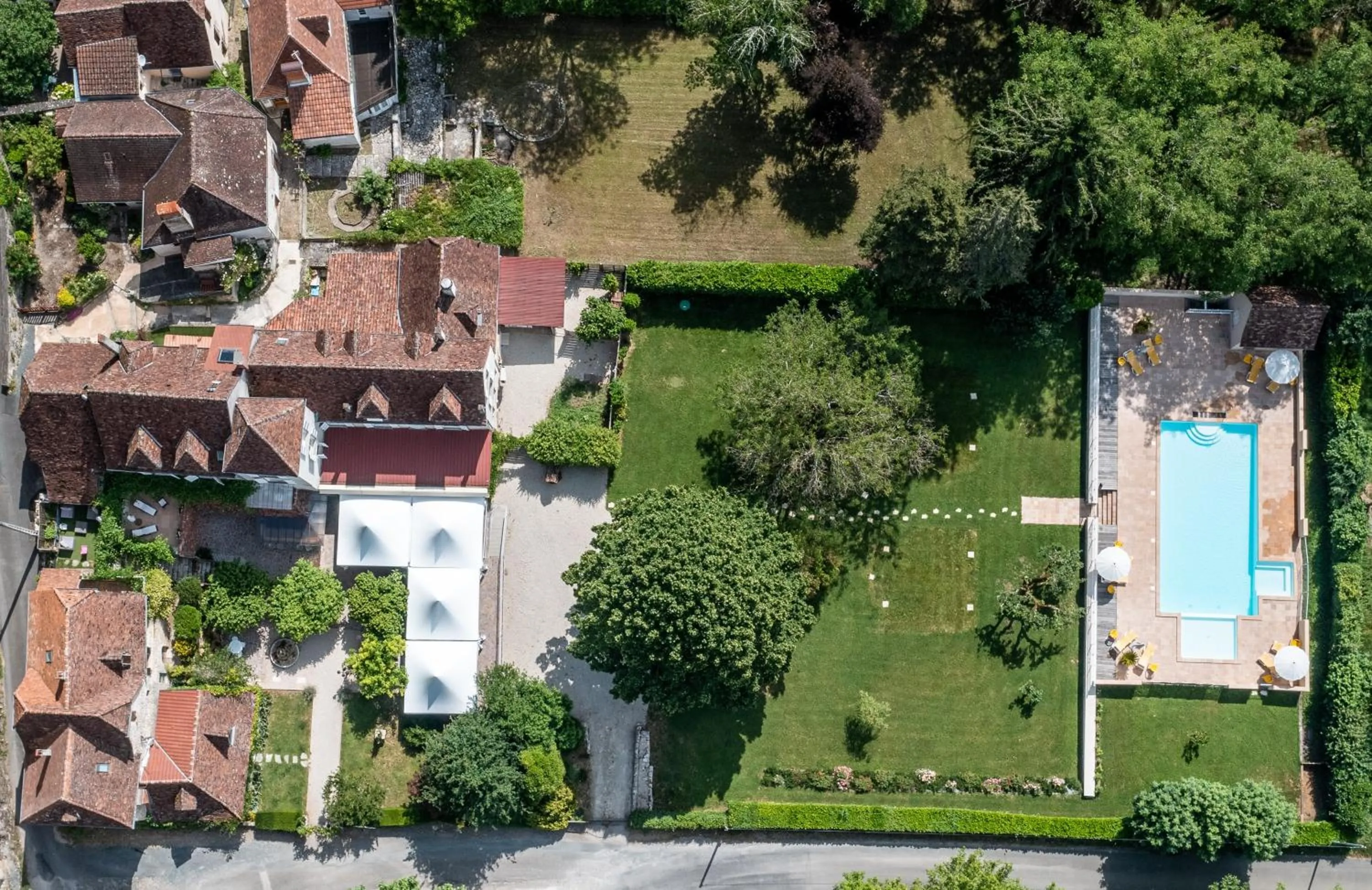 Property building in Logis Hôtels - Hôtel Restaurant Domaine Les Falaises