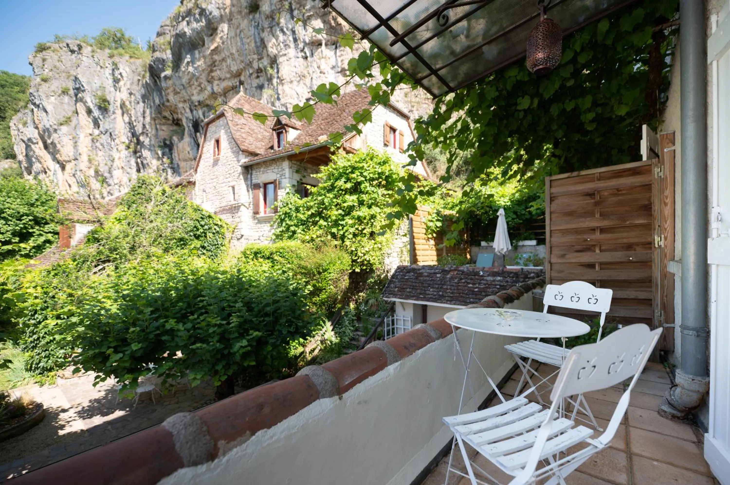 Balcony/Terrace in Logis Hôtels - Hôtel Restaurant Domaine Les Falaises