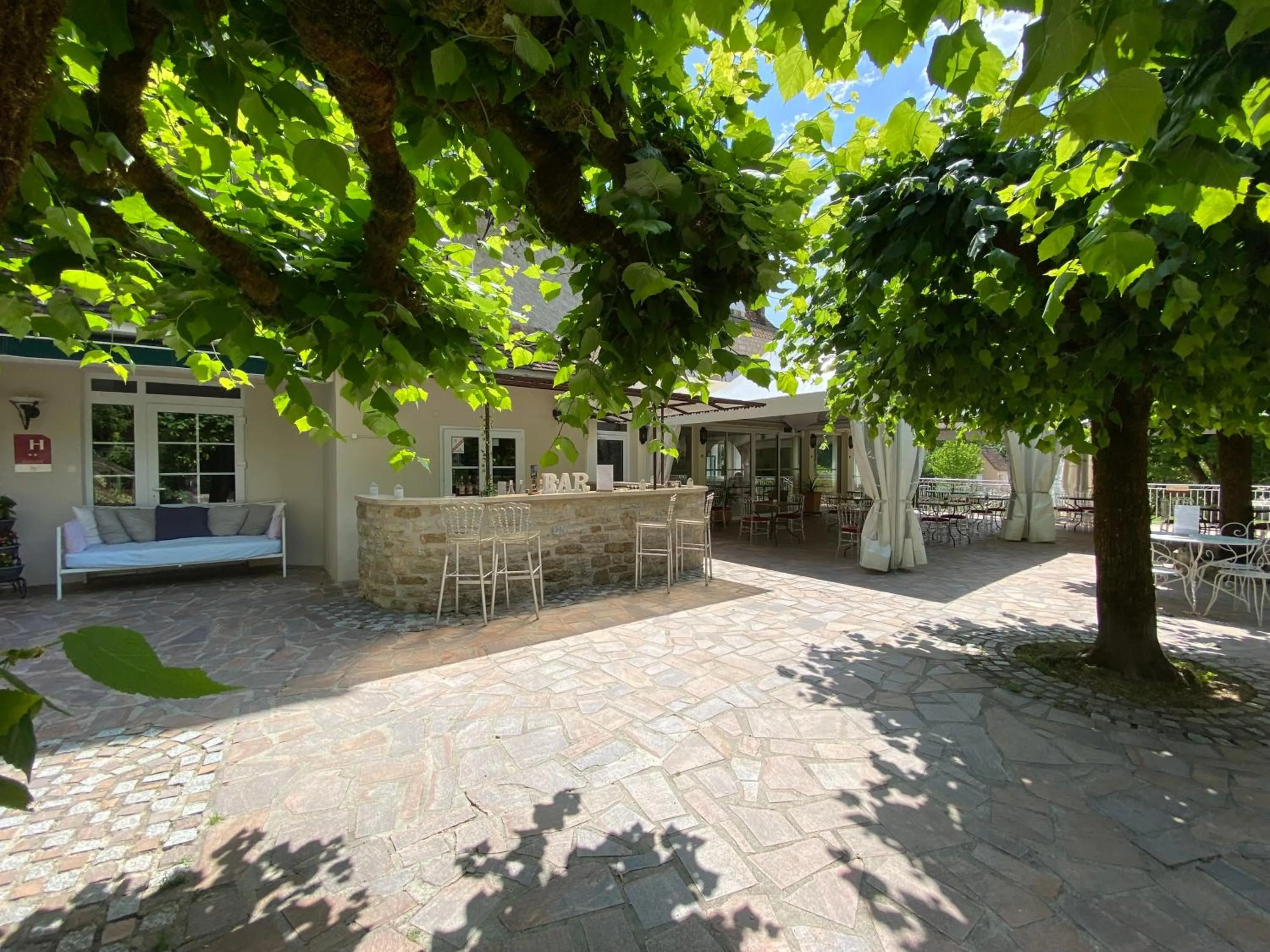 Balcony/Terrace in Logis Hôtels - Hôtel Restaurant Domaine Les Falaises