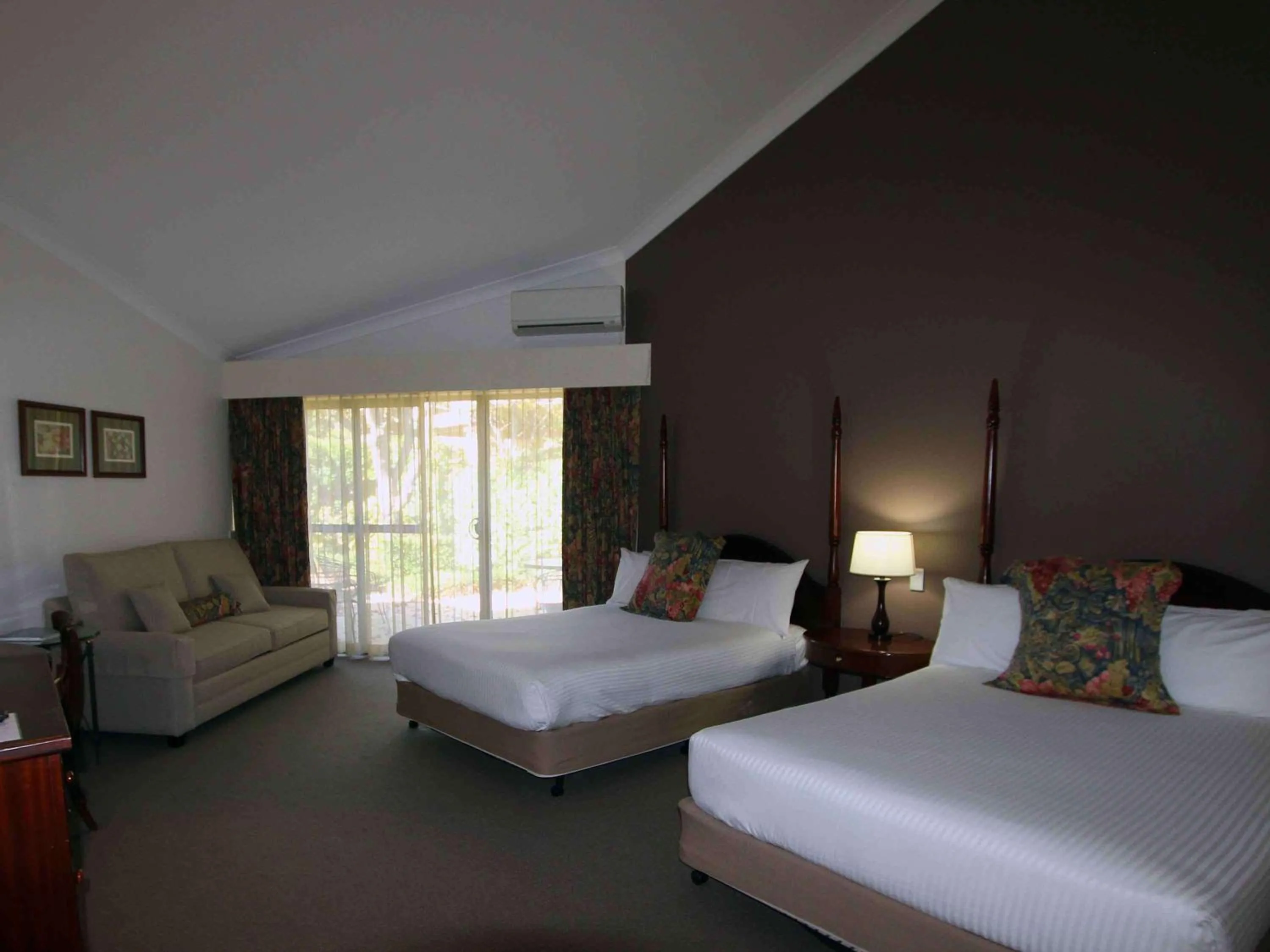 Photo of the whole room, Bed in Mercure Hunter Valley Gardens