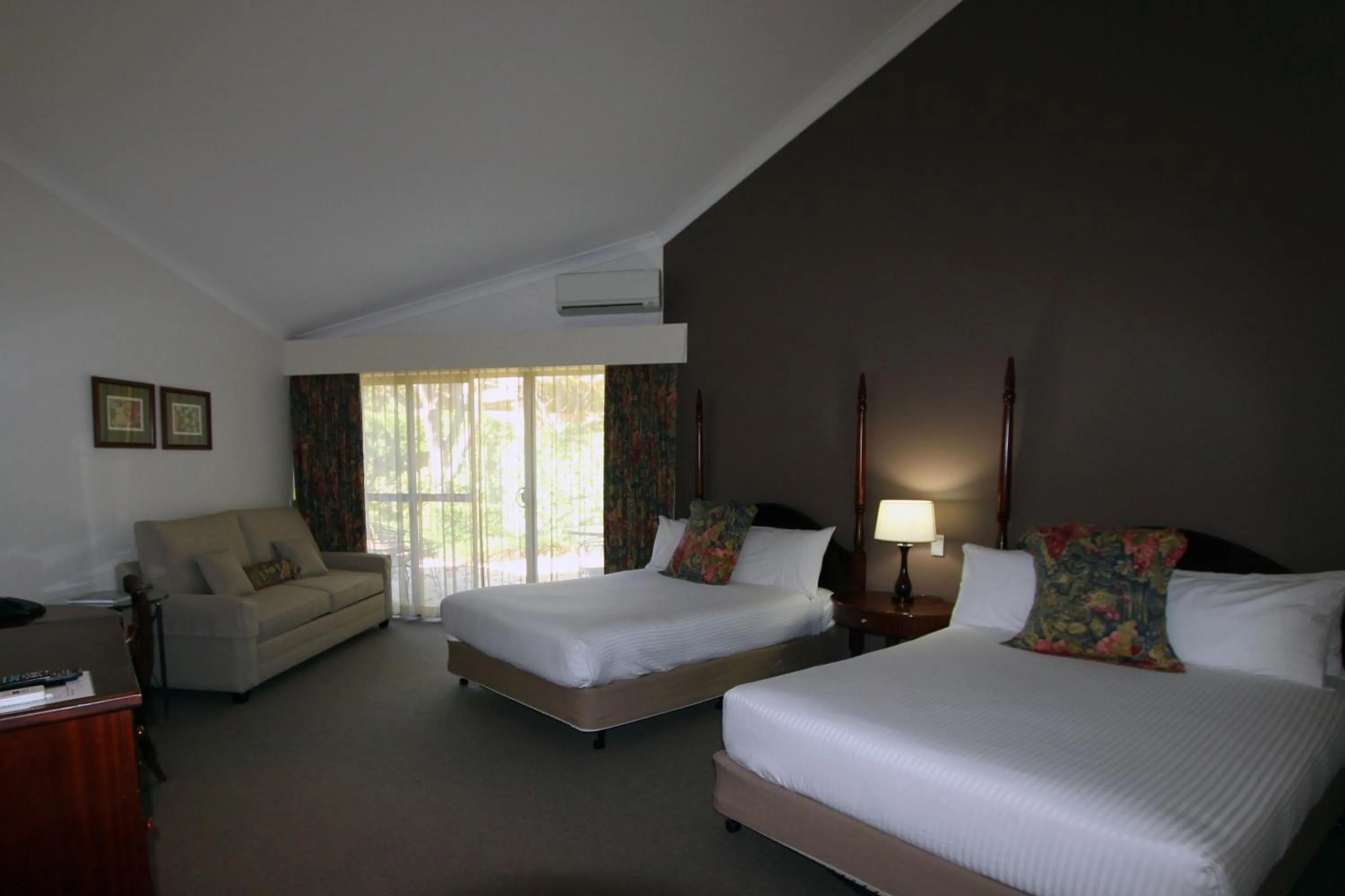 Bedroom, Bed in Mercure Hunter Valley Gardens