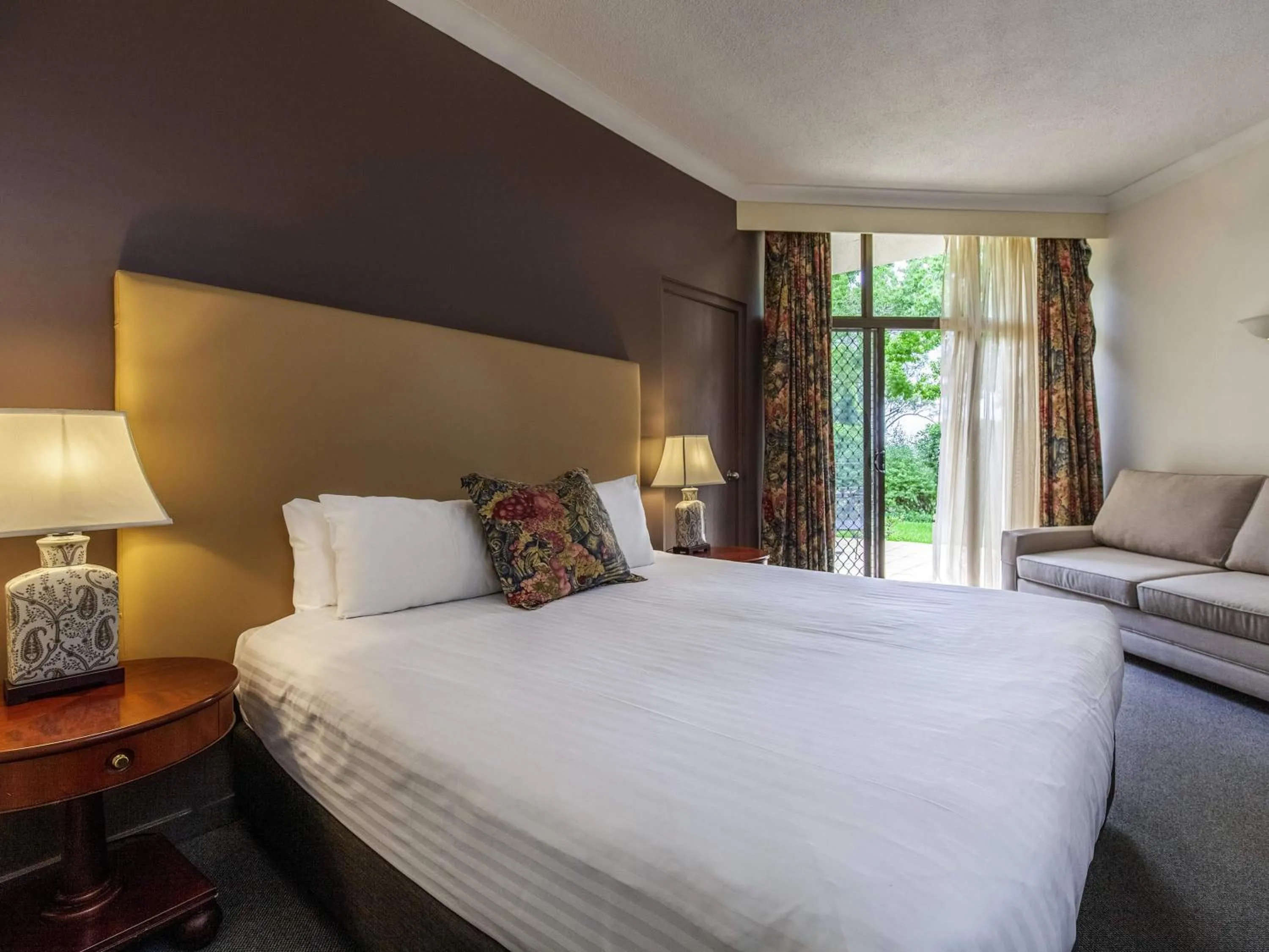 Bedroom, Bed in Mercure Hunter Valley Gardens