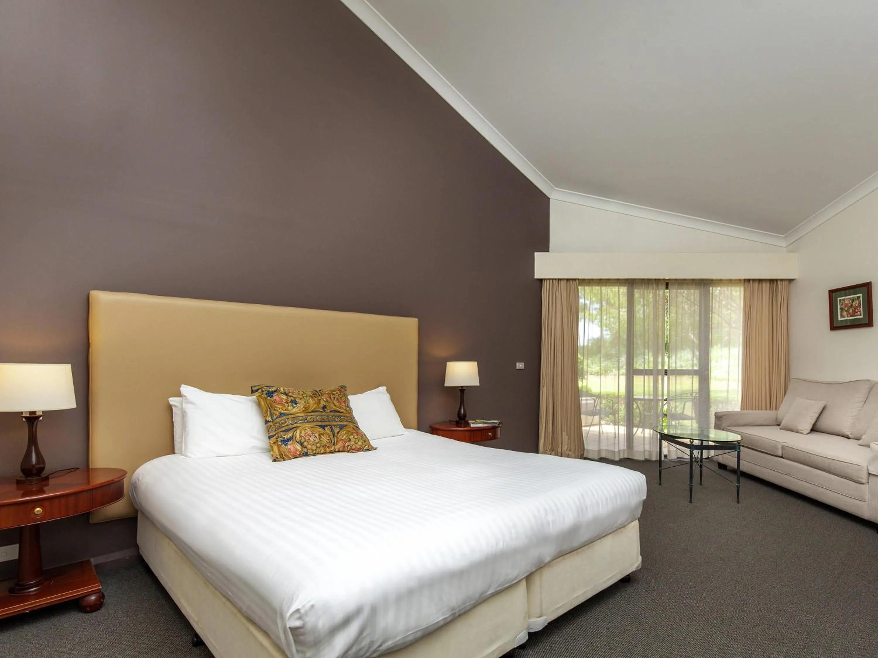 Bedroom, Bed in Mercure Hunter Valley Gardens