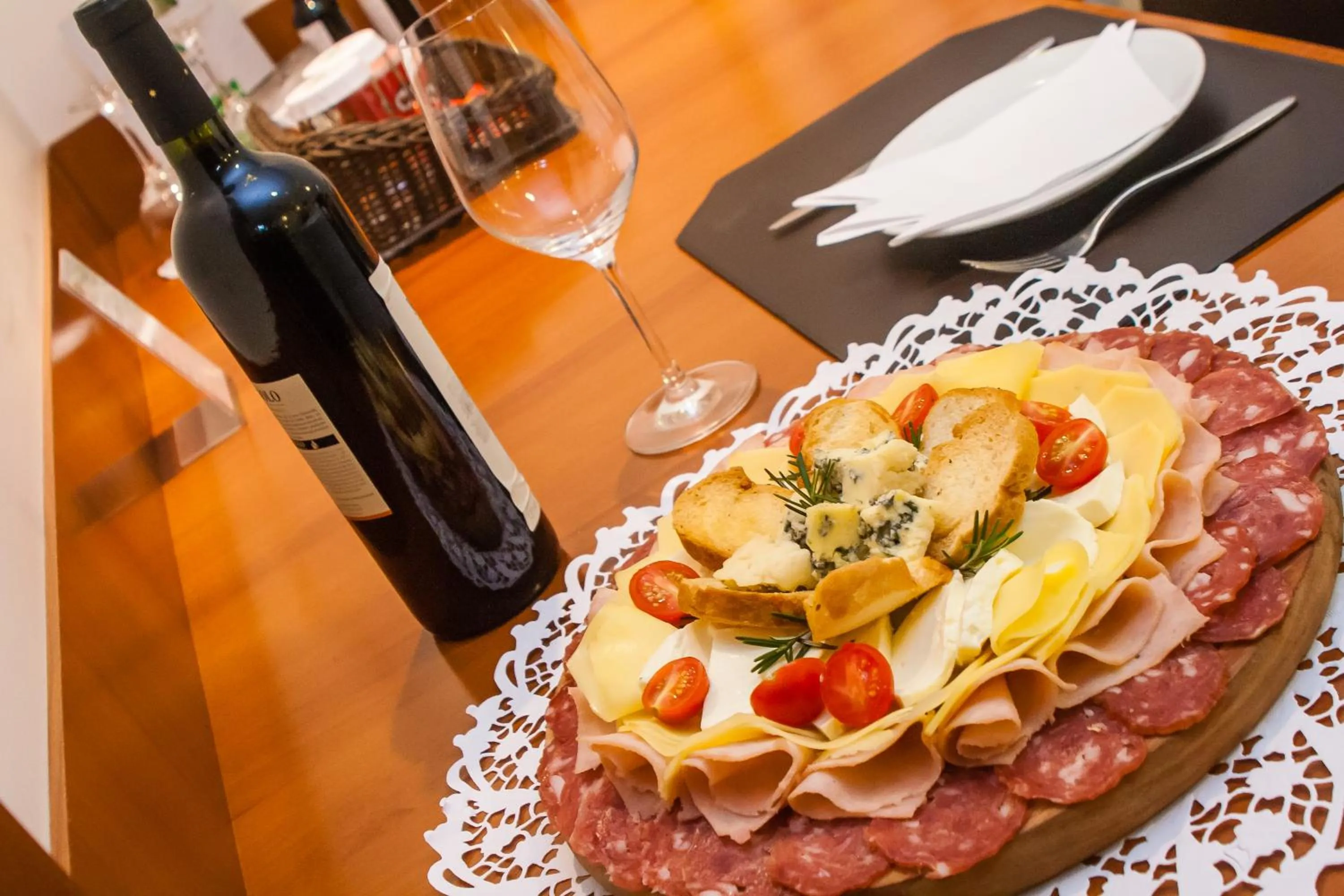 Food and drinks in Leques Brasil Hotel Escola