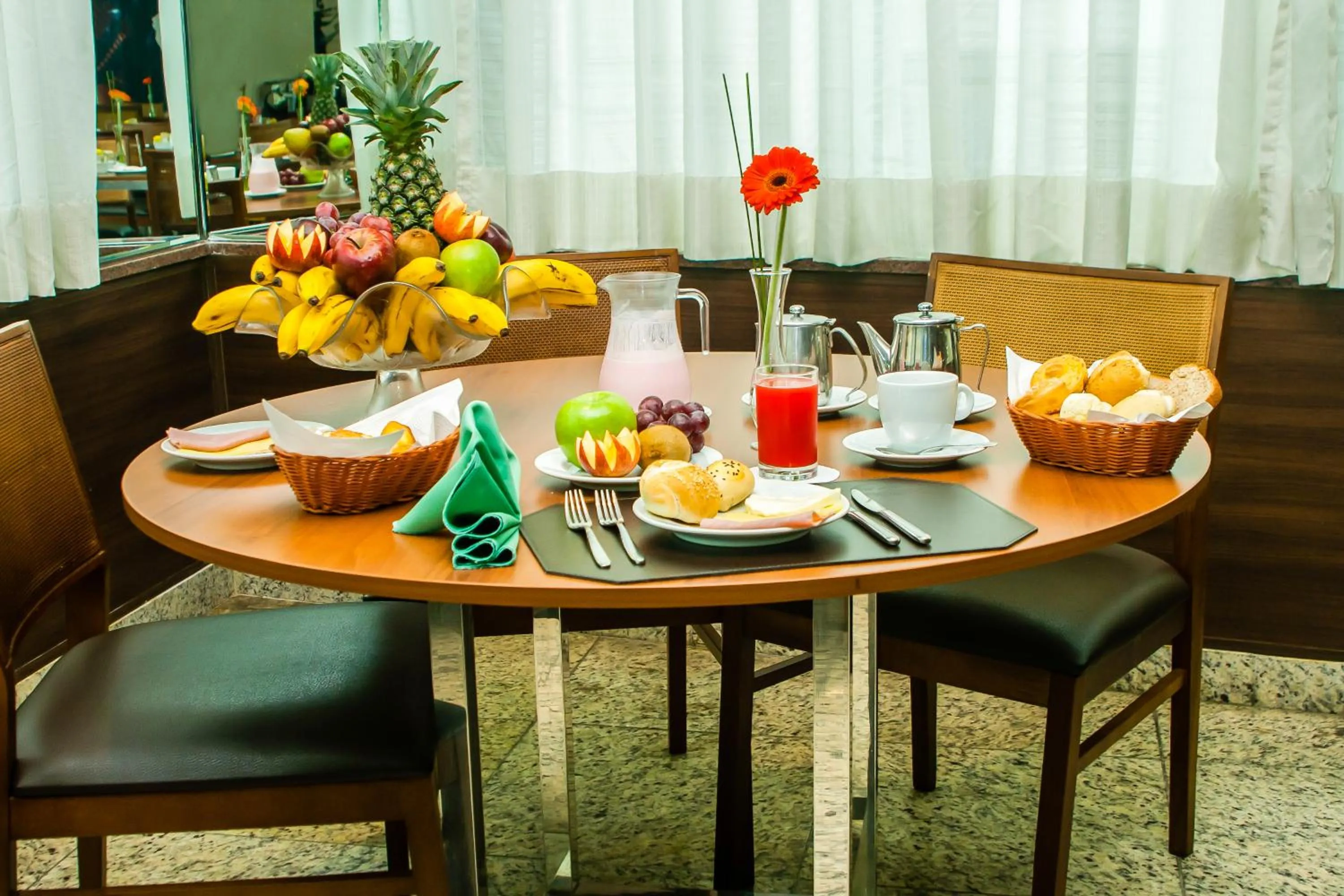 Restaurant/places to eat in Leques Brasil Hotel Escola