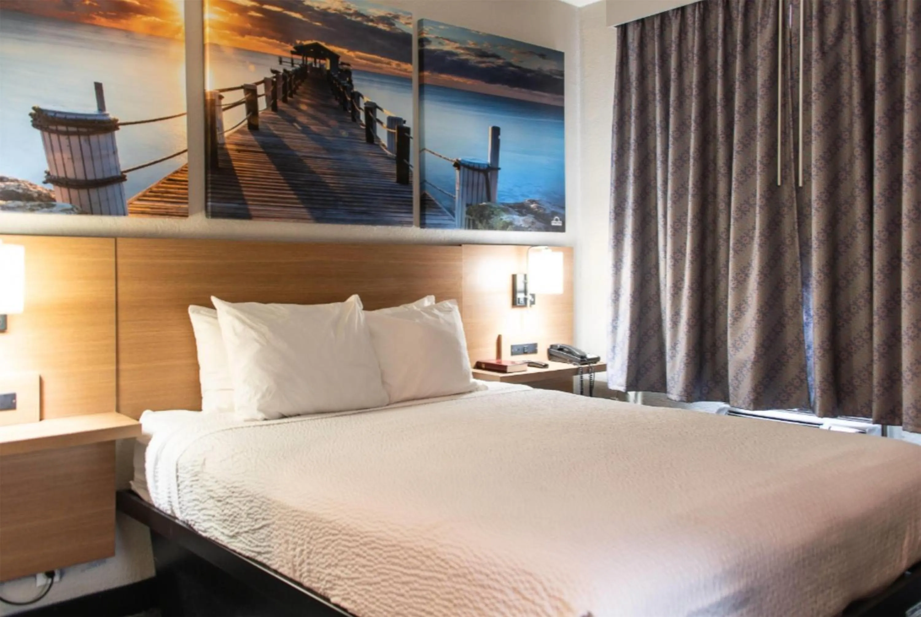 Photo of the whole room, Bed in Days Inn by Wyndham Troy