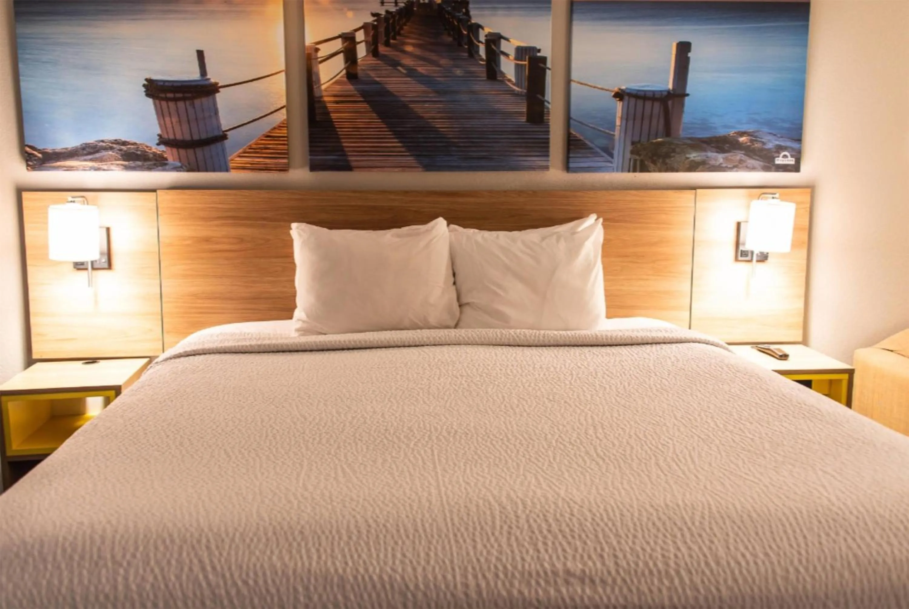 Photo of the whole room, Bed in Days Inn by Wyndham Troy