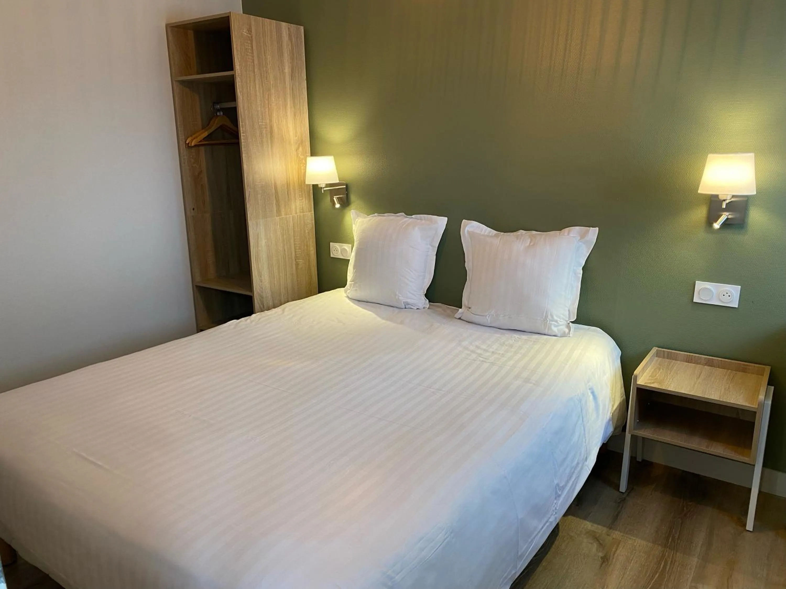 Bed in Hotel de Bretagne