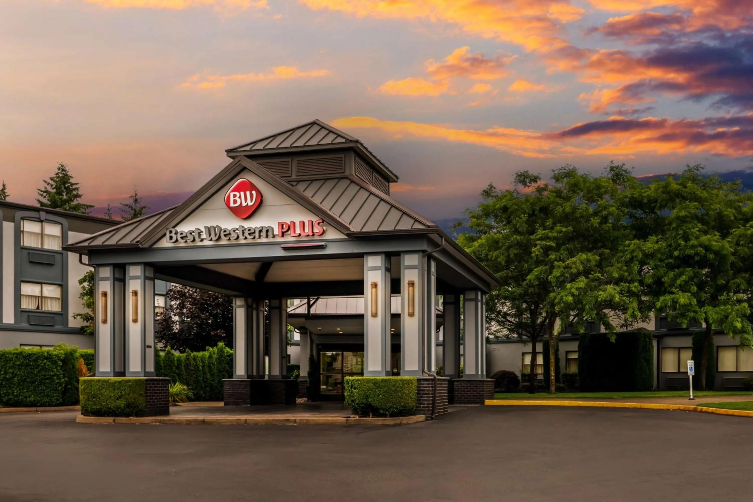 Property building in Best Western Plus Puyallup Hotel