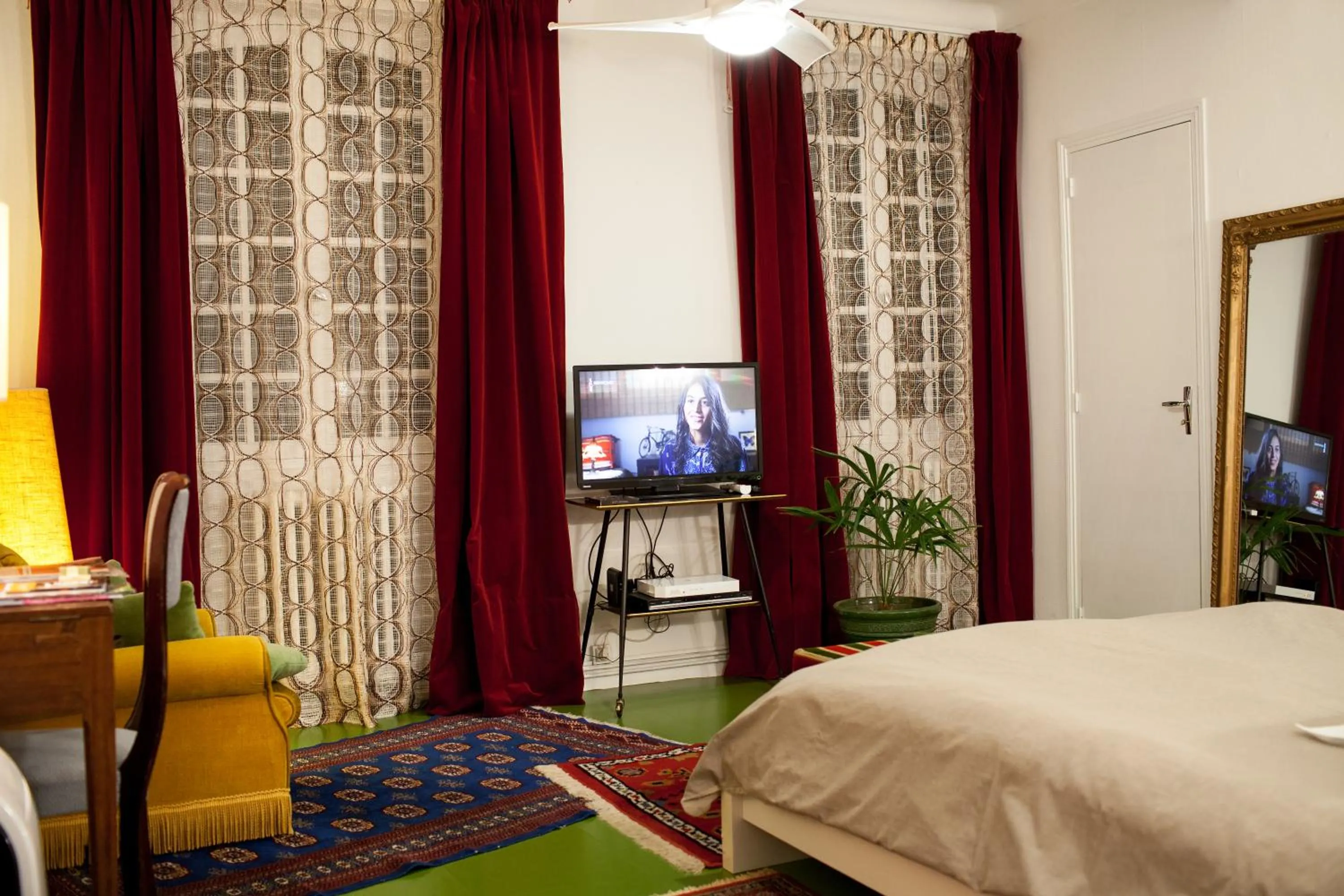 TV and multimedia, Bed in 46FM : Montauban Guest House
