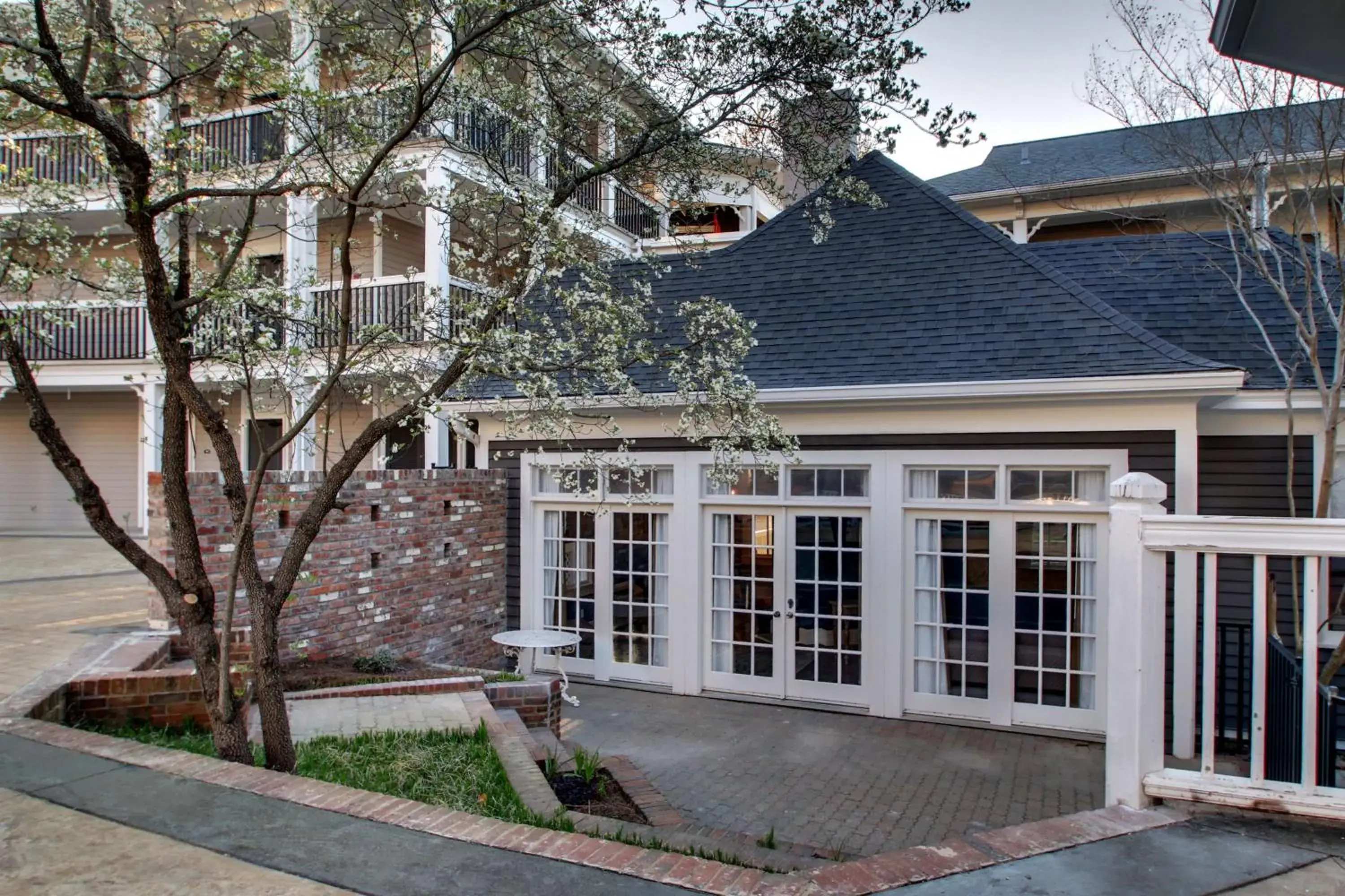 King Suite with Sofa Bed in Hotel Finial BW Premier Collection Oxford - Anniston King Suite with Sofa Bed in Hotel Finial BW Premier Collection Oxford - Anniston