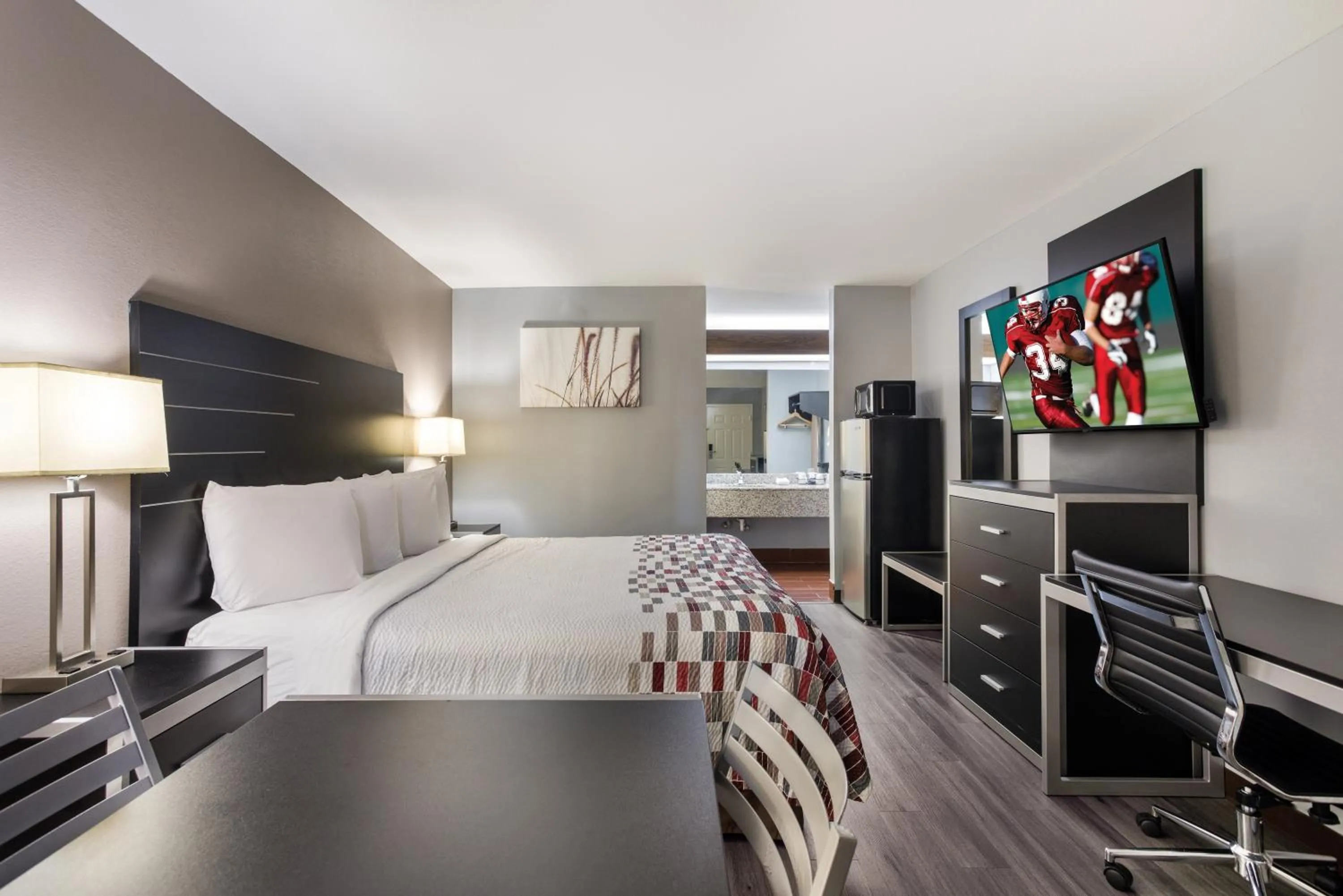 Photo of the whole room, Bed in Red Roof Inn & Suites Athens, AL