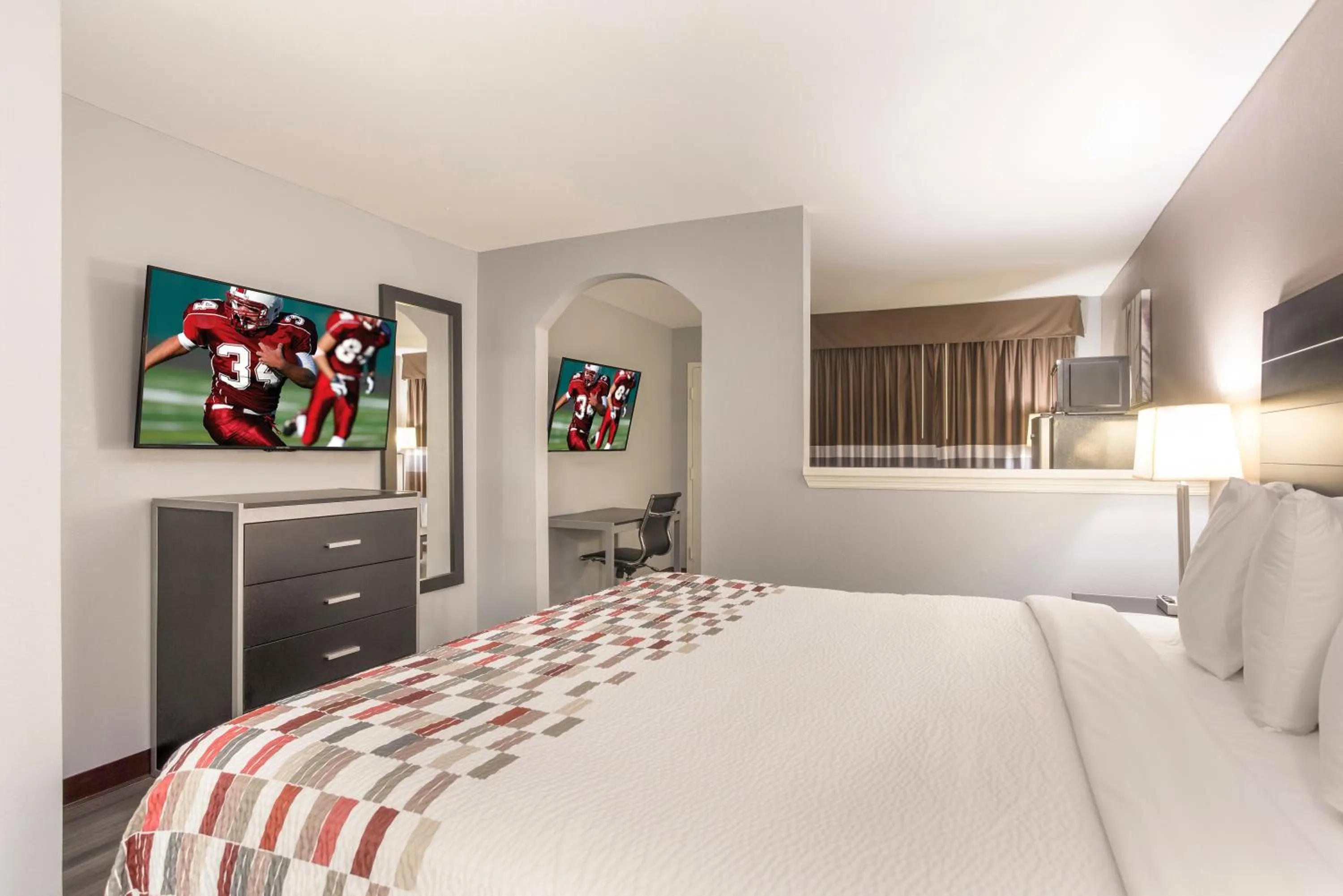 Photo of the whole room, Bed in Red Roof Inn & Suites Athens, AL