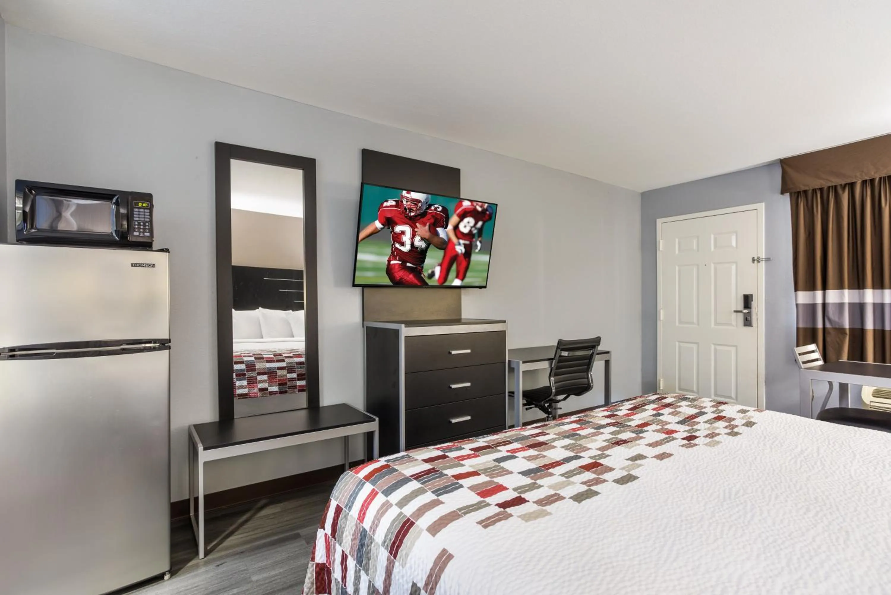 Photo of the whole room, Bed in Red Roof Inn & Suites Athens, AL