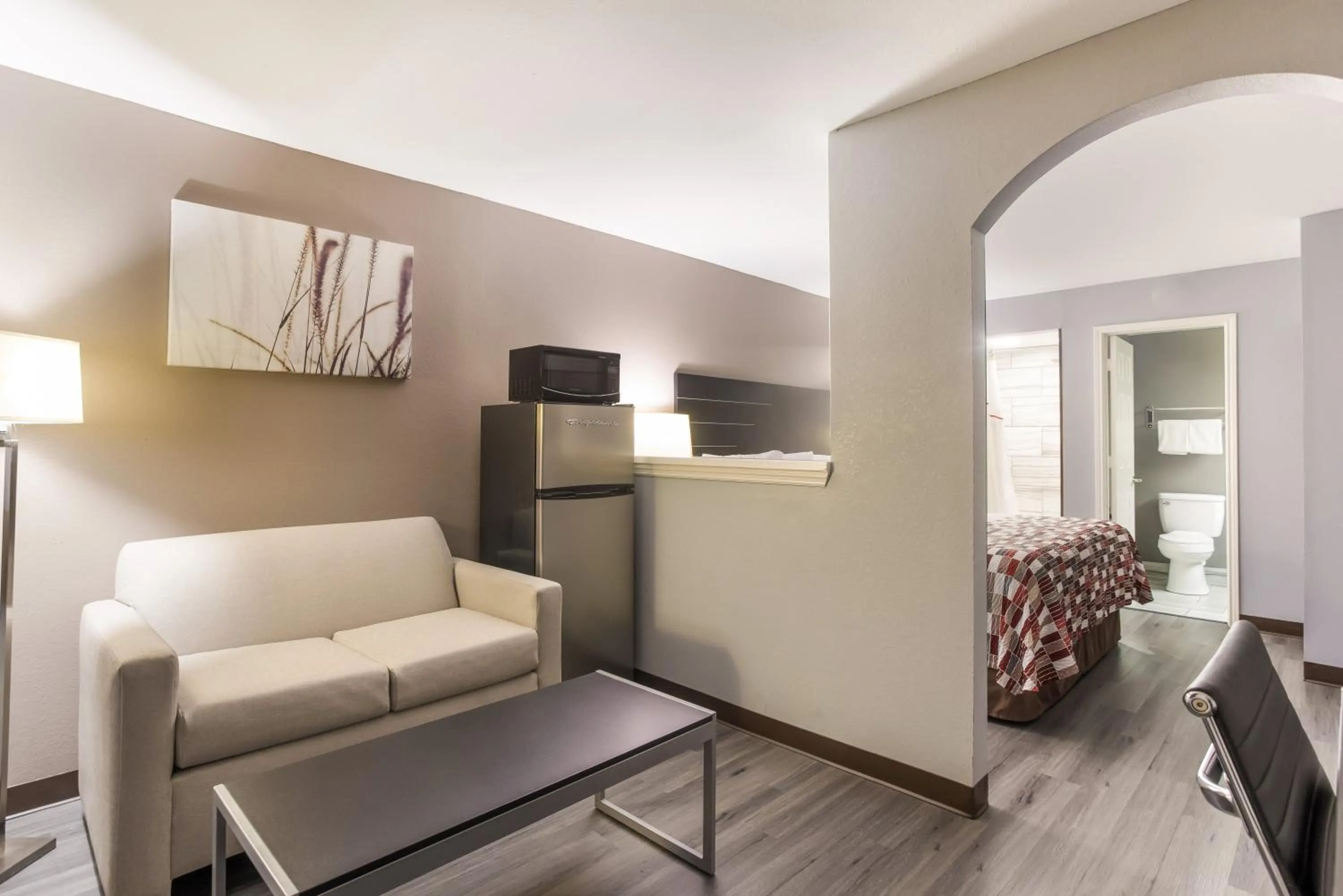 Photo of the whole room, Bed in Red Roof Inn & Suites Athens, AL