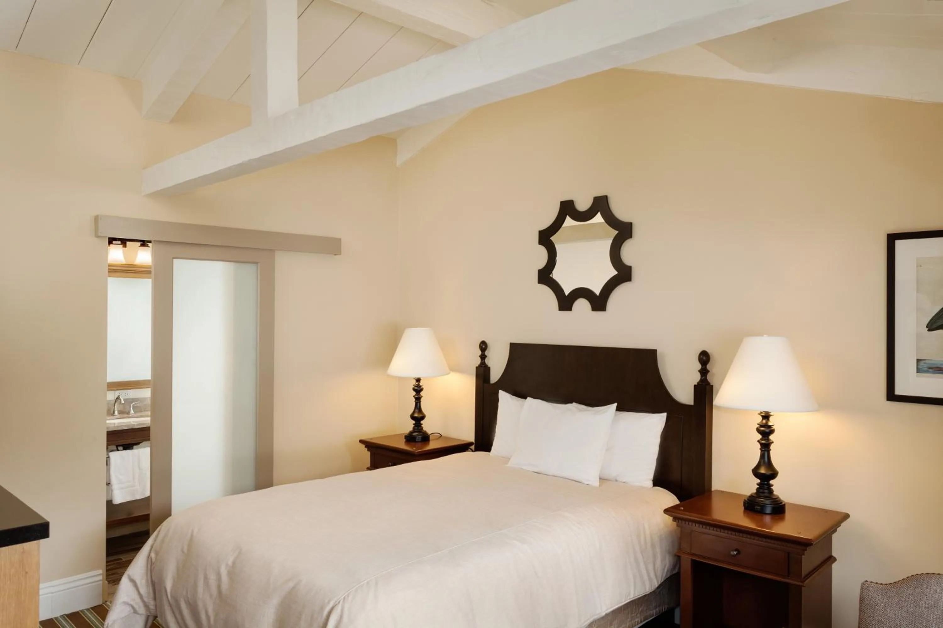 Bed in Lighthouse Lodge & Cottages