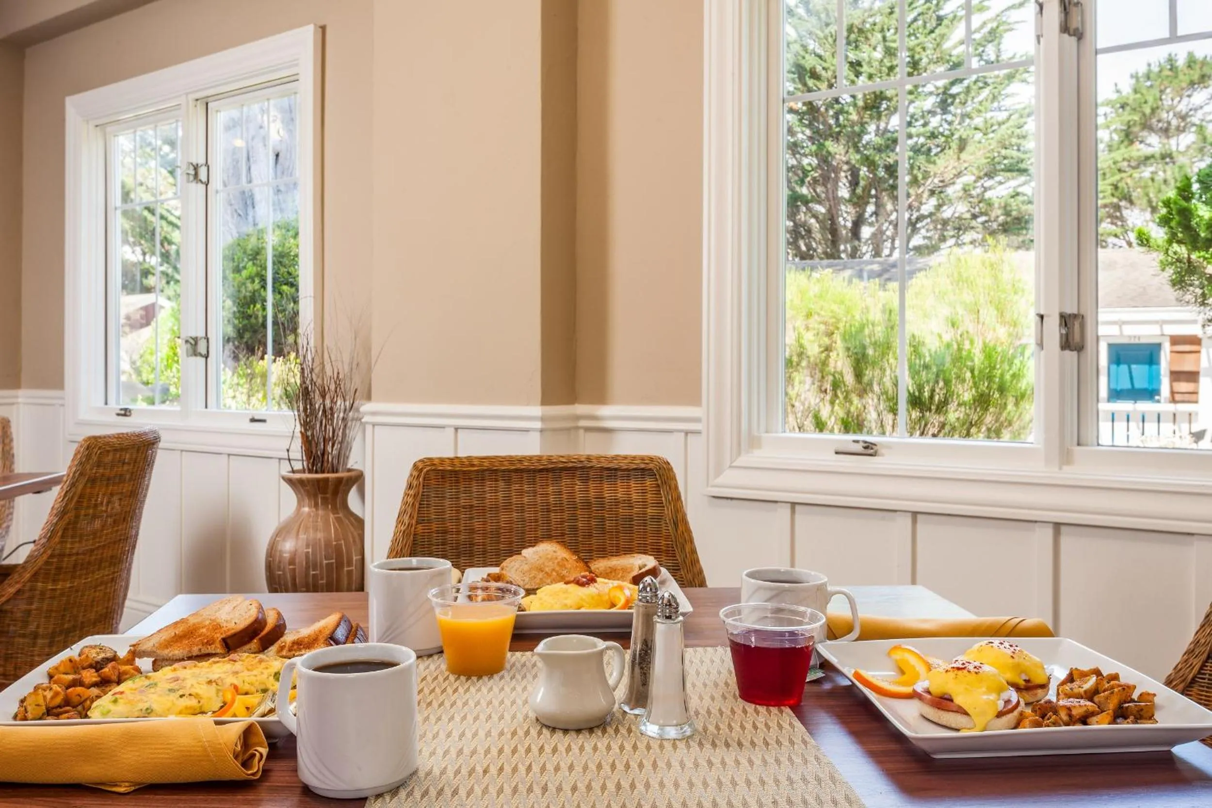American breakfast in Lighthouse Lodge & Cottages