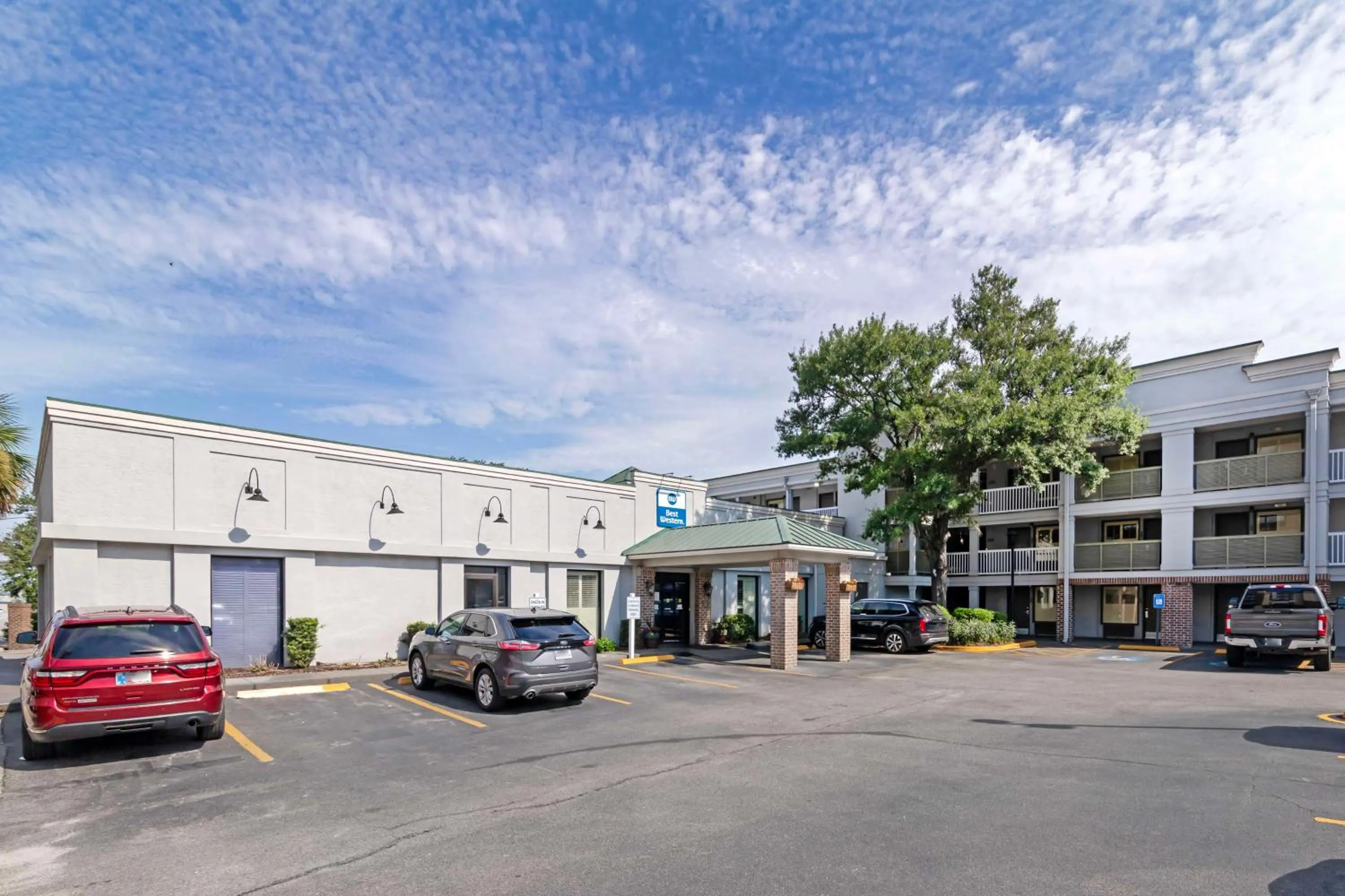 Property building in Best Western Savannah Historic District