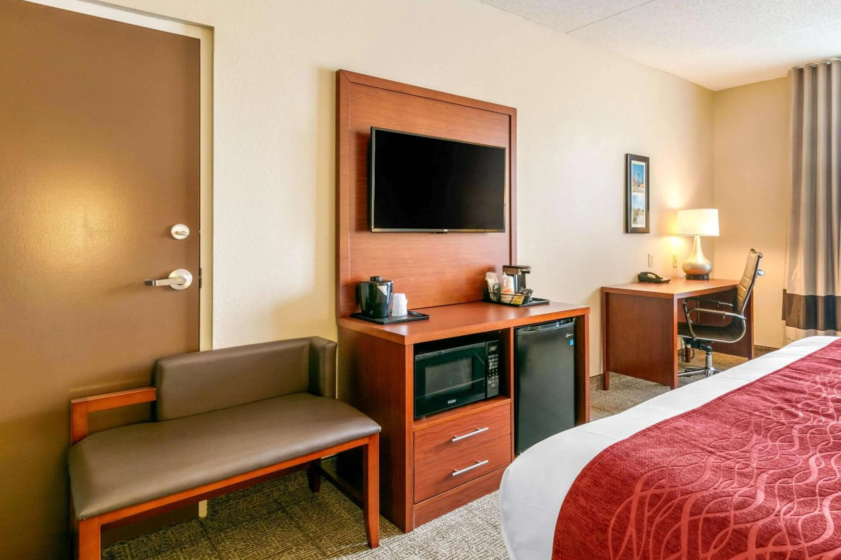 Photo of the whole room, Bed in Comfort Inn & Suites Nashville Franklin Cool Springs