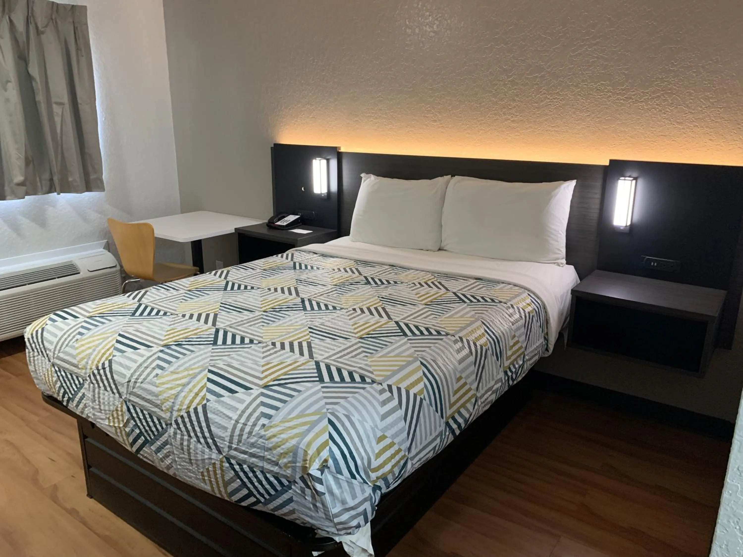 Bedroom, Bed in Motel 6-Atlanta, TX