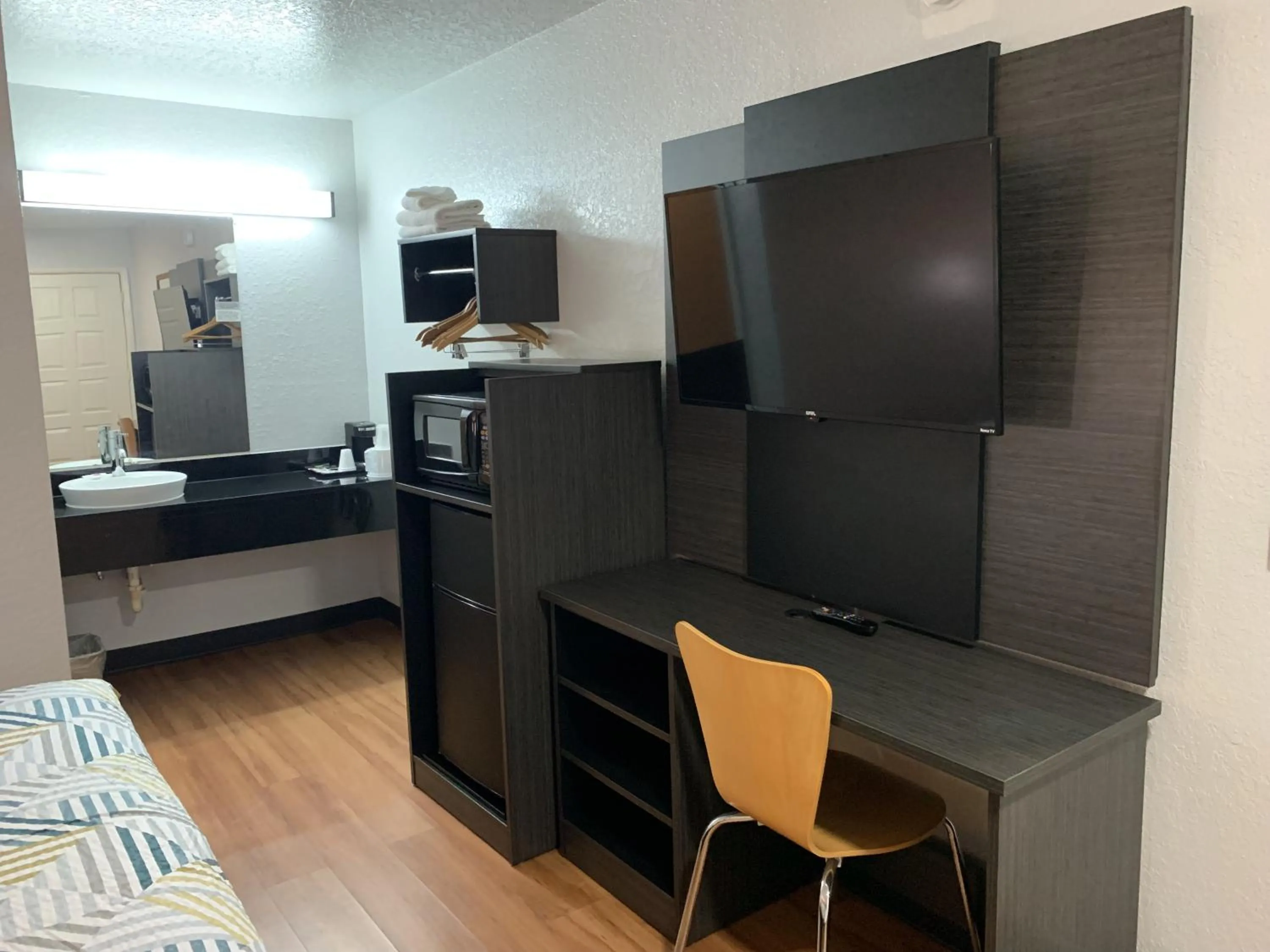 Bedroom in Motel 6-Atlanta, TX