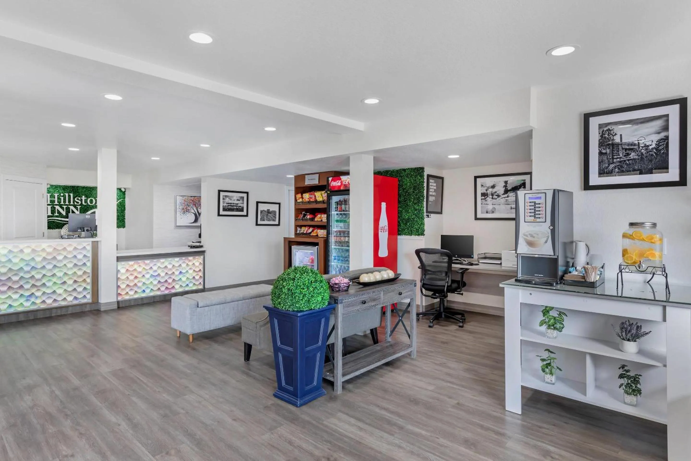 Lobby or reception in Hillstone Inn Tulare, an Ascend Collection Hotel
