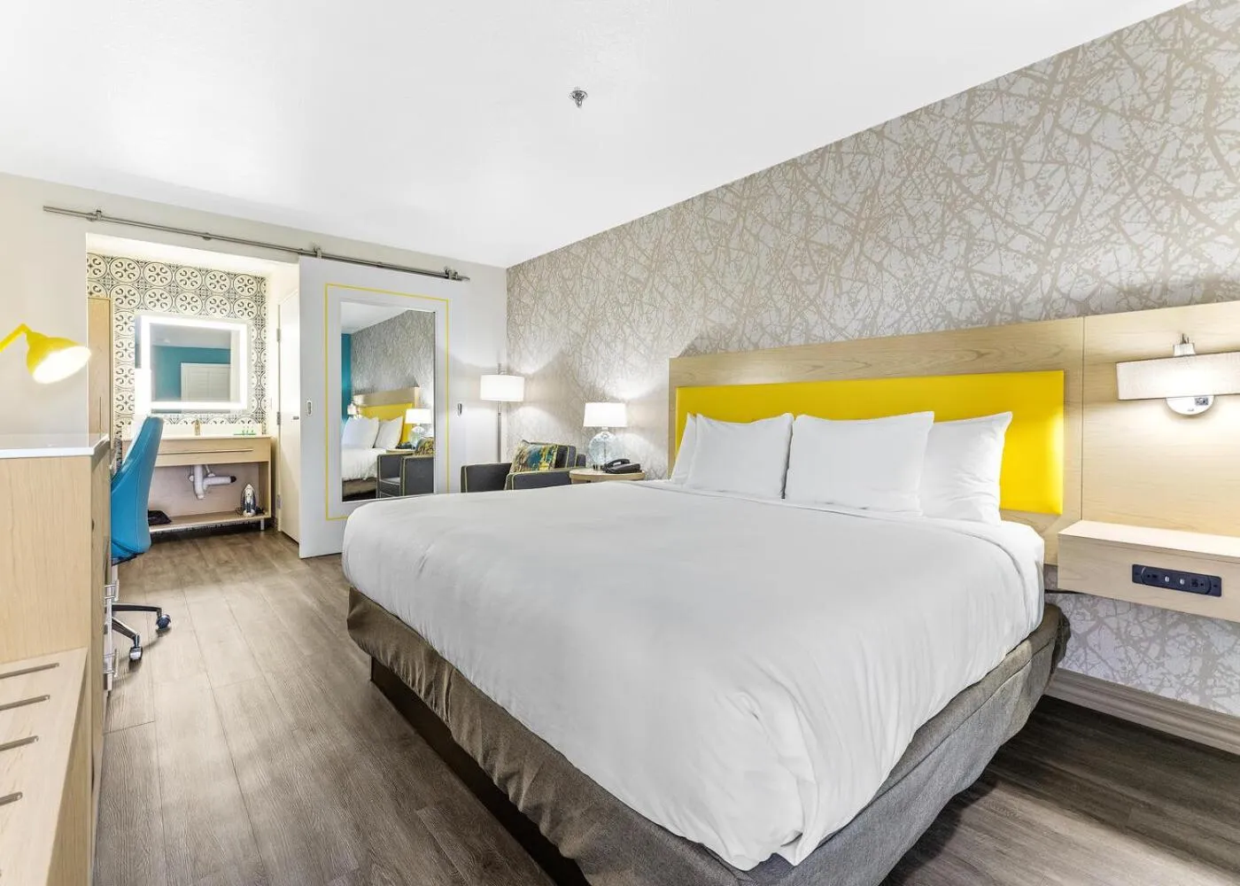 Bed in Hillstone Inn Tulare, an Ascend Collection Hotel