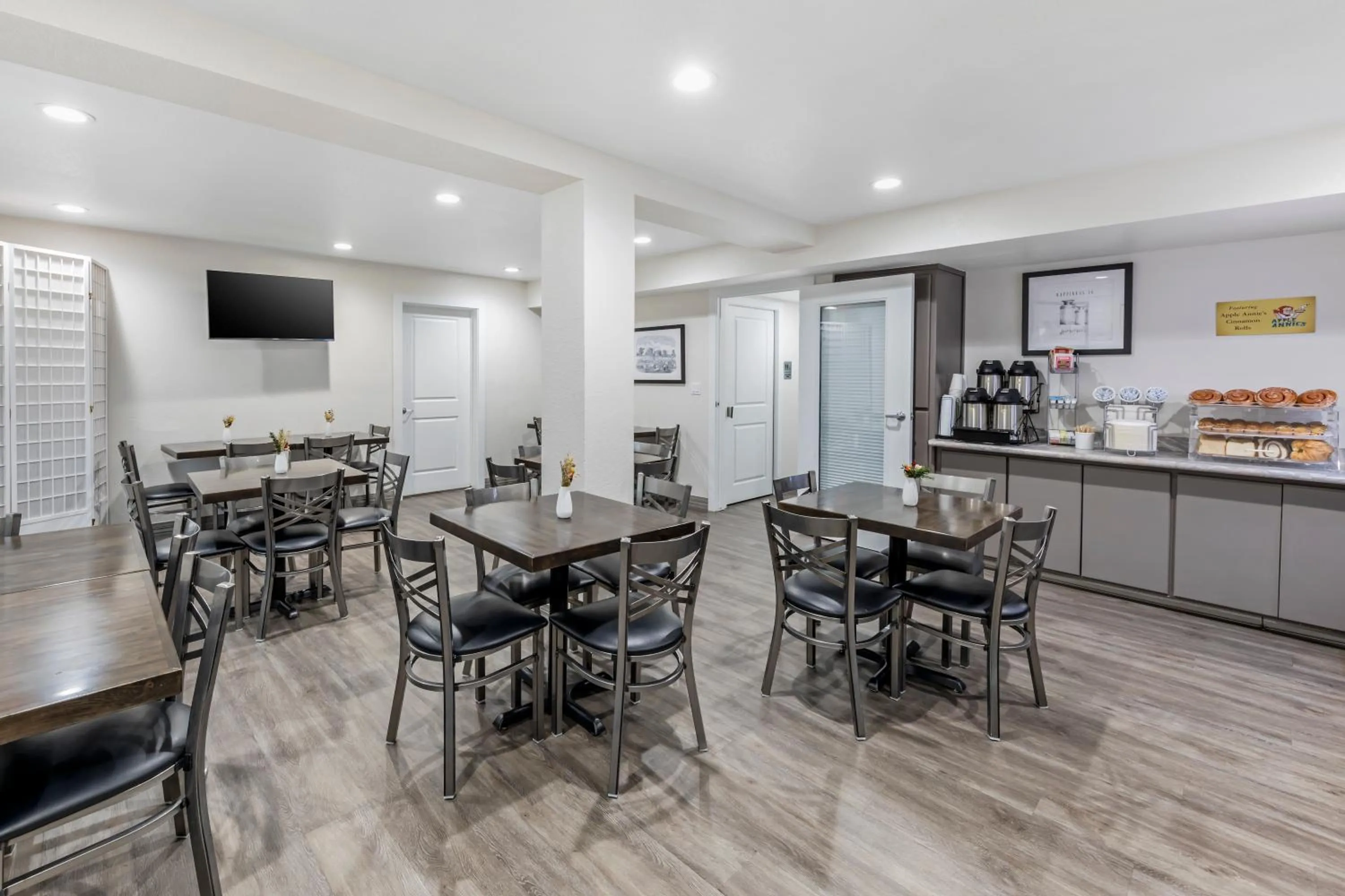 Breakfast in Hillstone Inn Tulare, an Ascend Collection Hotel