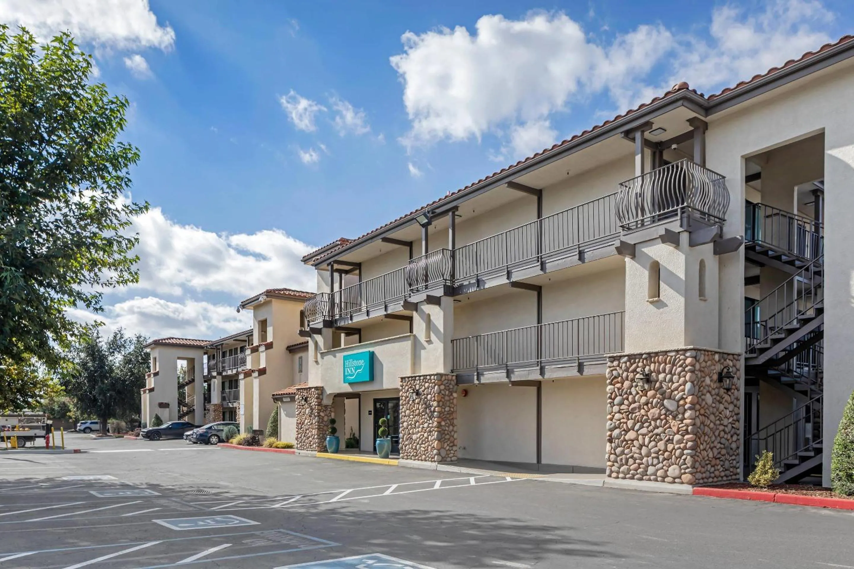 Property building in Hillstone Inn Tulare, an Ascend Collection Hotel