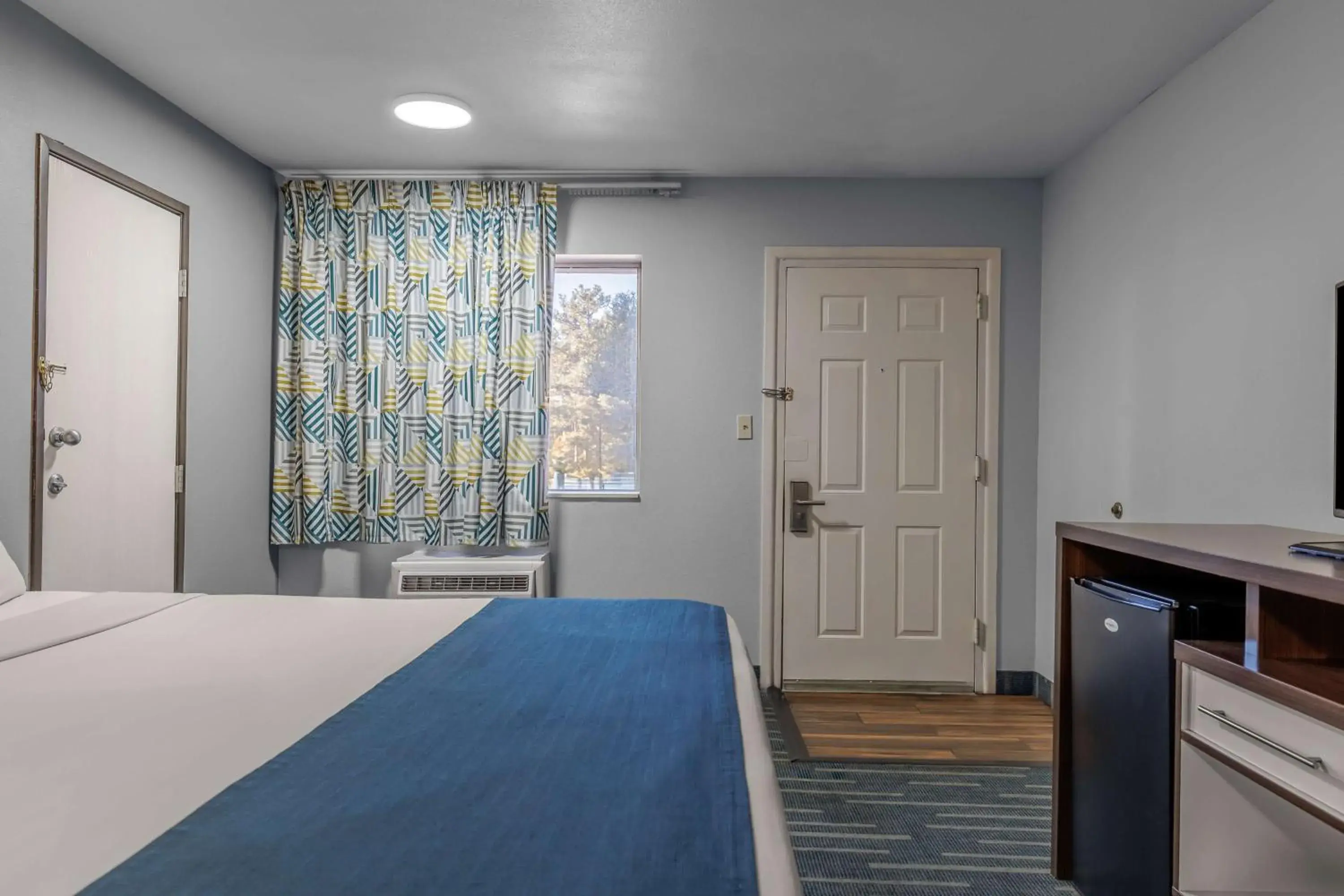 King Room - single occupancy - Non-Smoking in Studio 6 Suites Flagstaff AZ King Room - single occupancy - Non-Smoking in Studio 6 Suites Flagstaff AZ