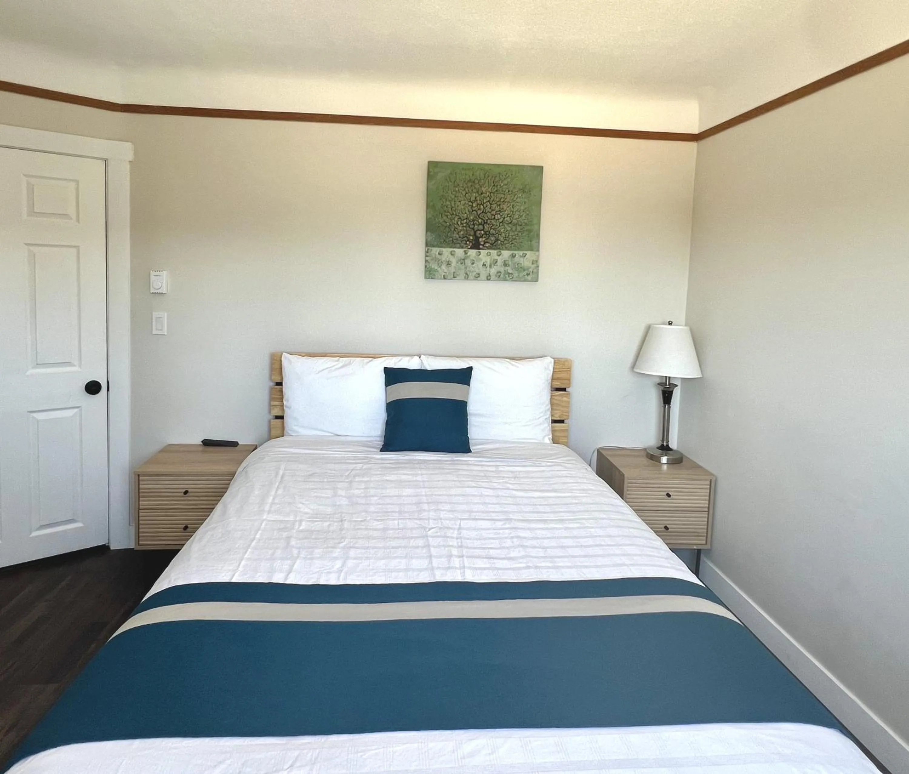 Bed in Harbour Light Motel