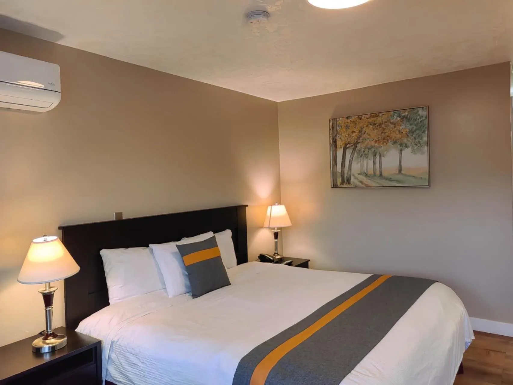 Bedroom, Bed in Harbour Light Motel