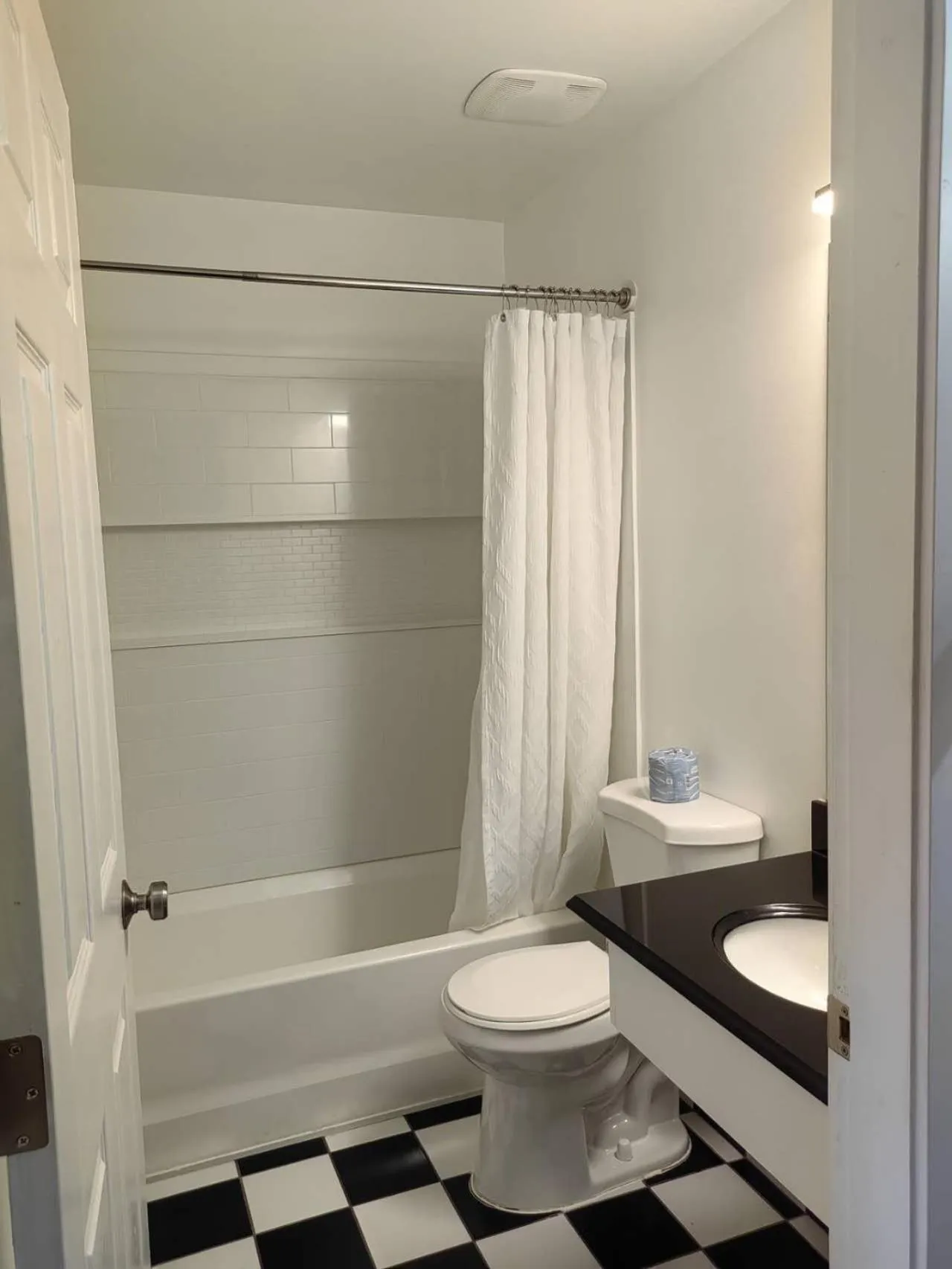 Bath in Harbour Light Motel