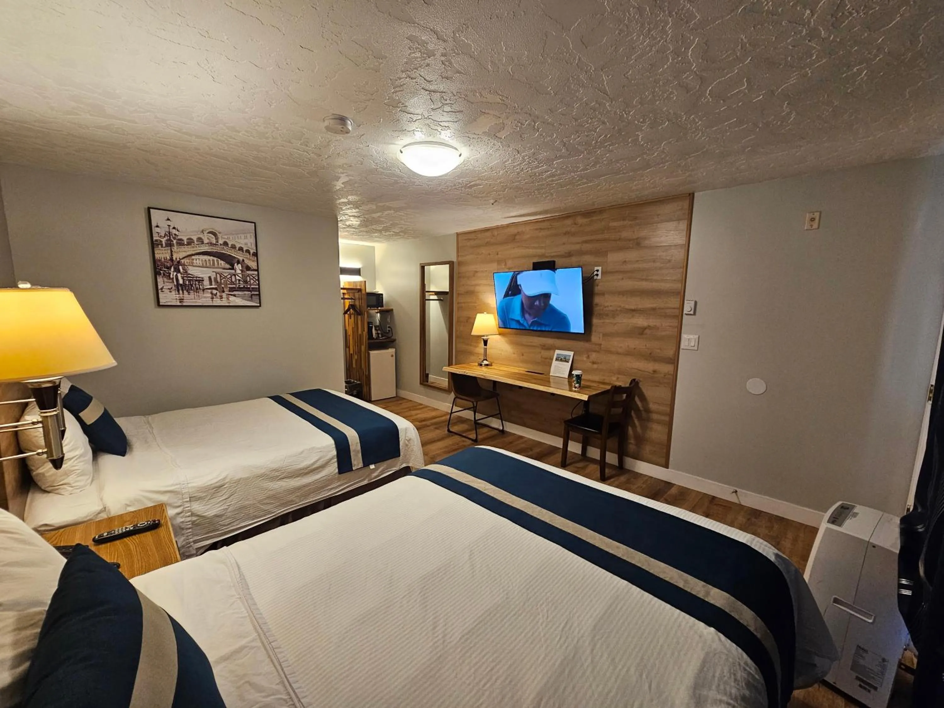 Photo of the whole room, Bed in Harbour Light Motel