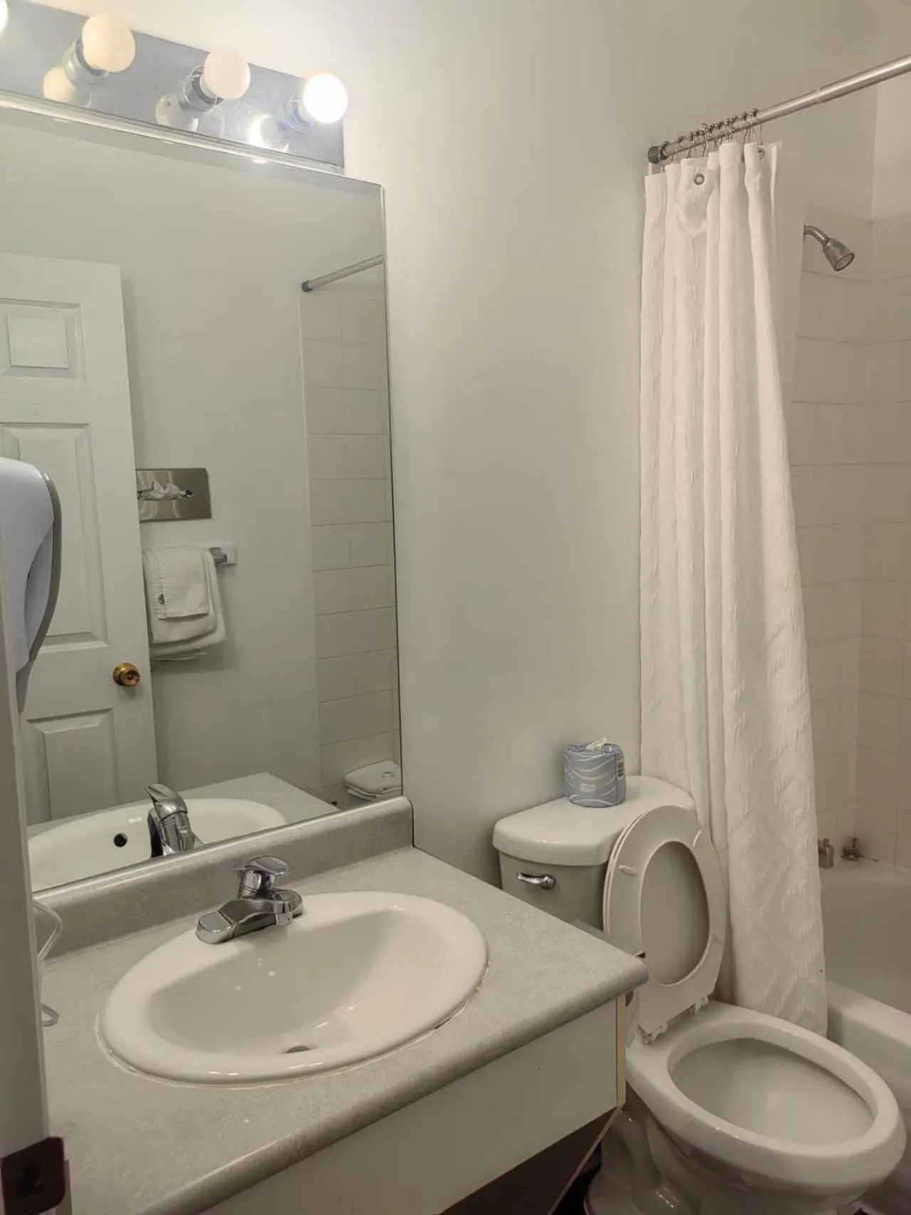 Toilet in Harbour Light Motel