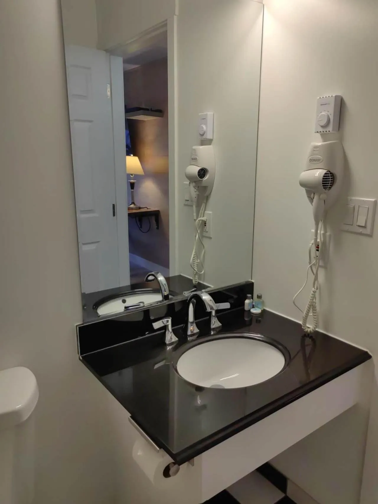 Bathroom in Harbour Light Motel