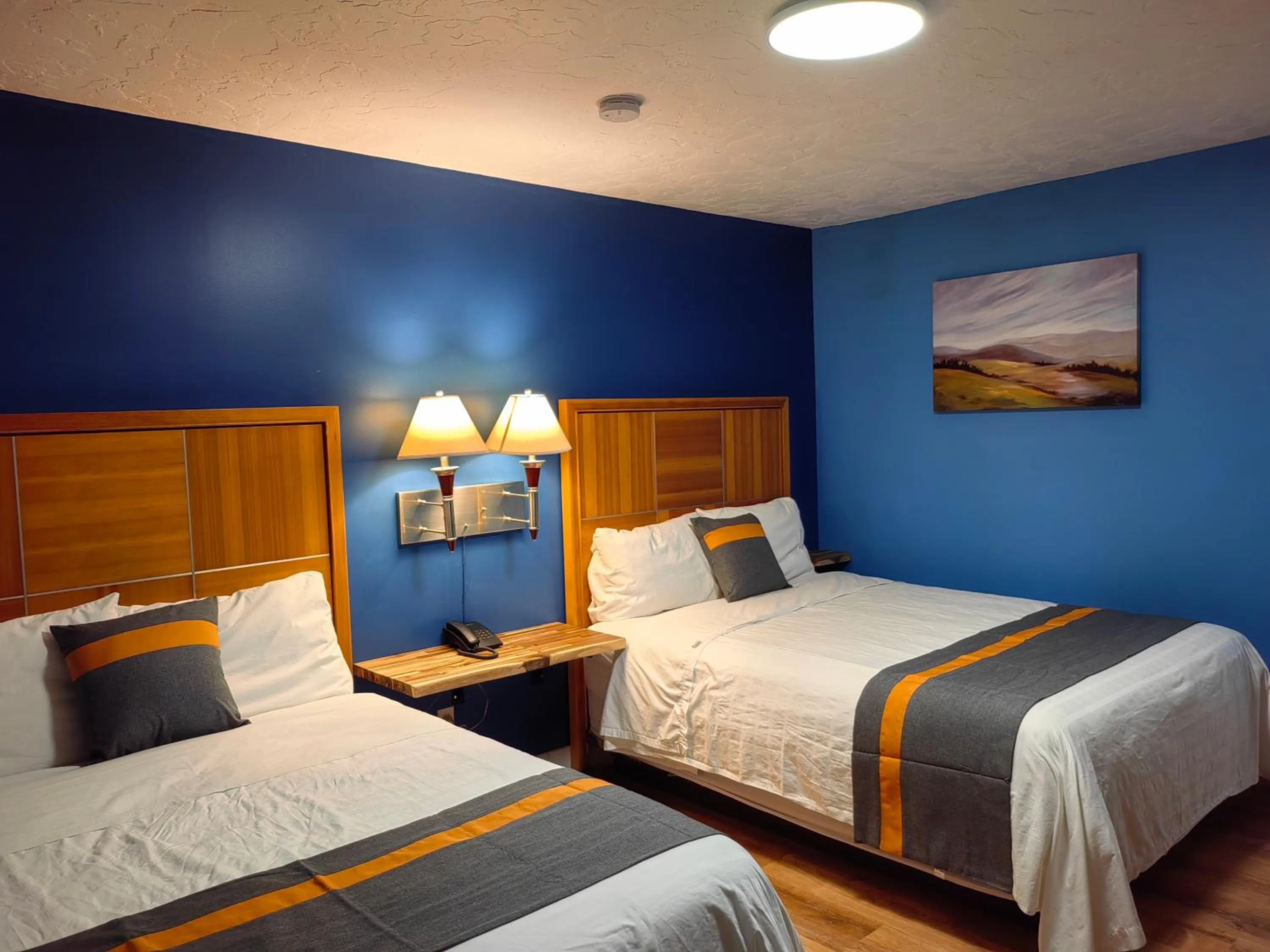 Photo of the whole room, Bed in Harbour Light Motel