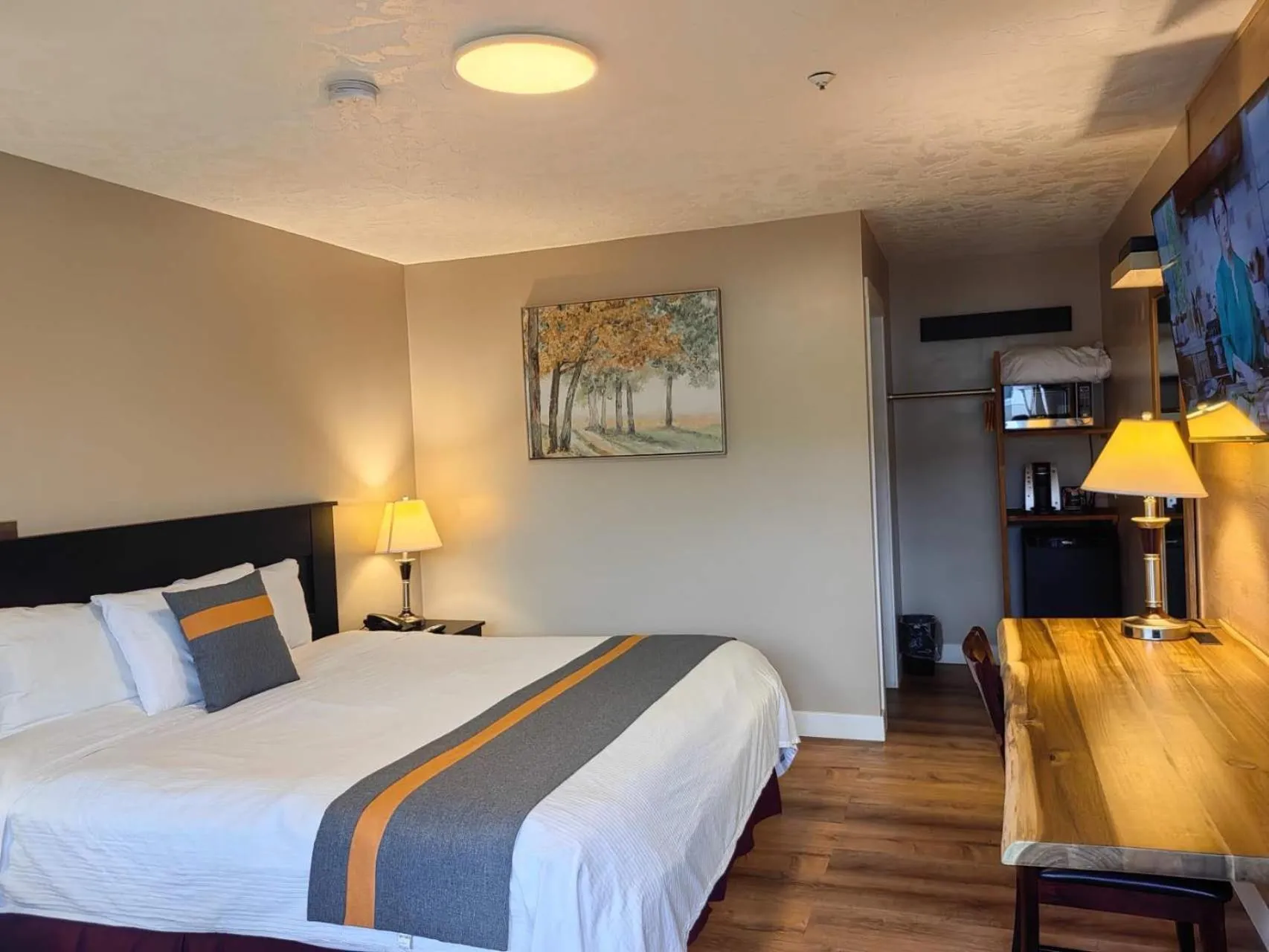 Bed in Harbour Light Motel