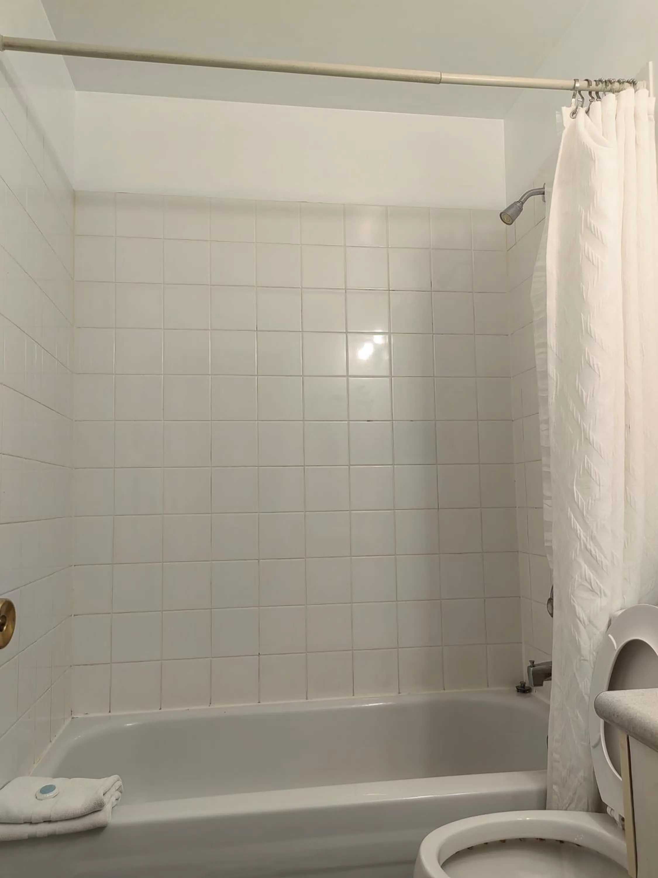 Bathroom in Harbour Light Motel