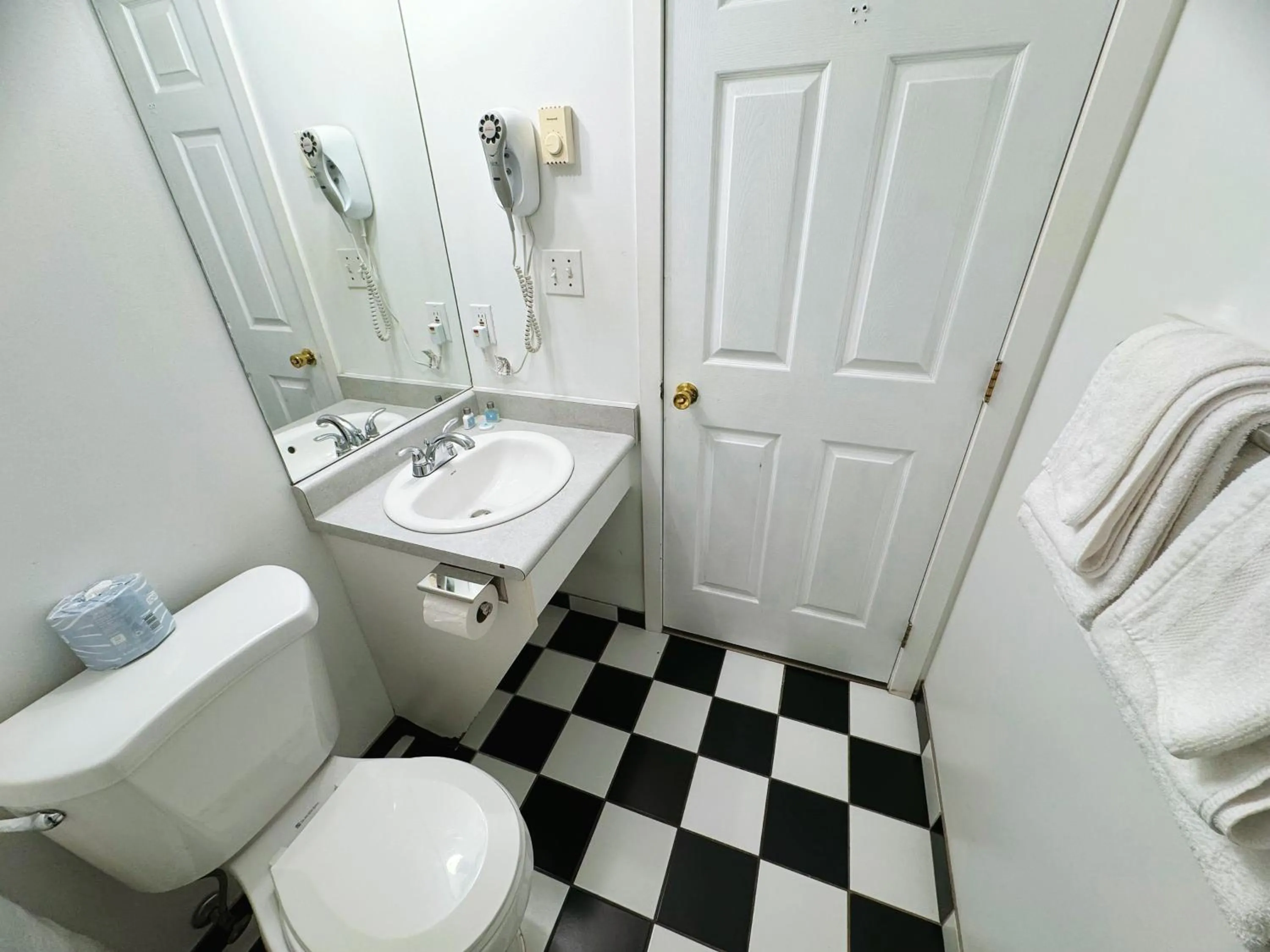 Bathroom in Harbour Light Motel