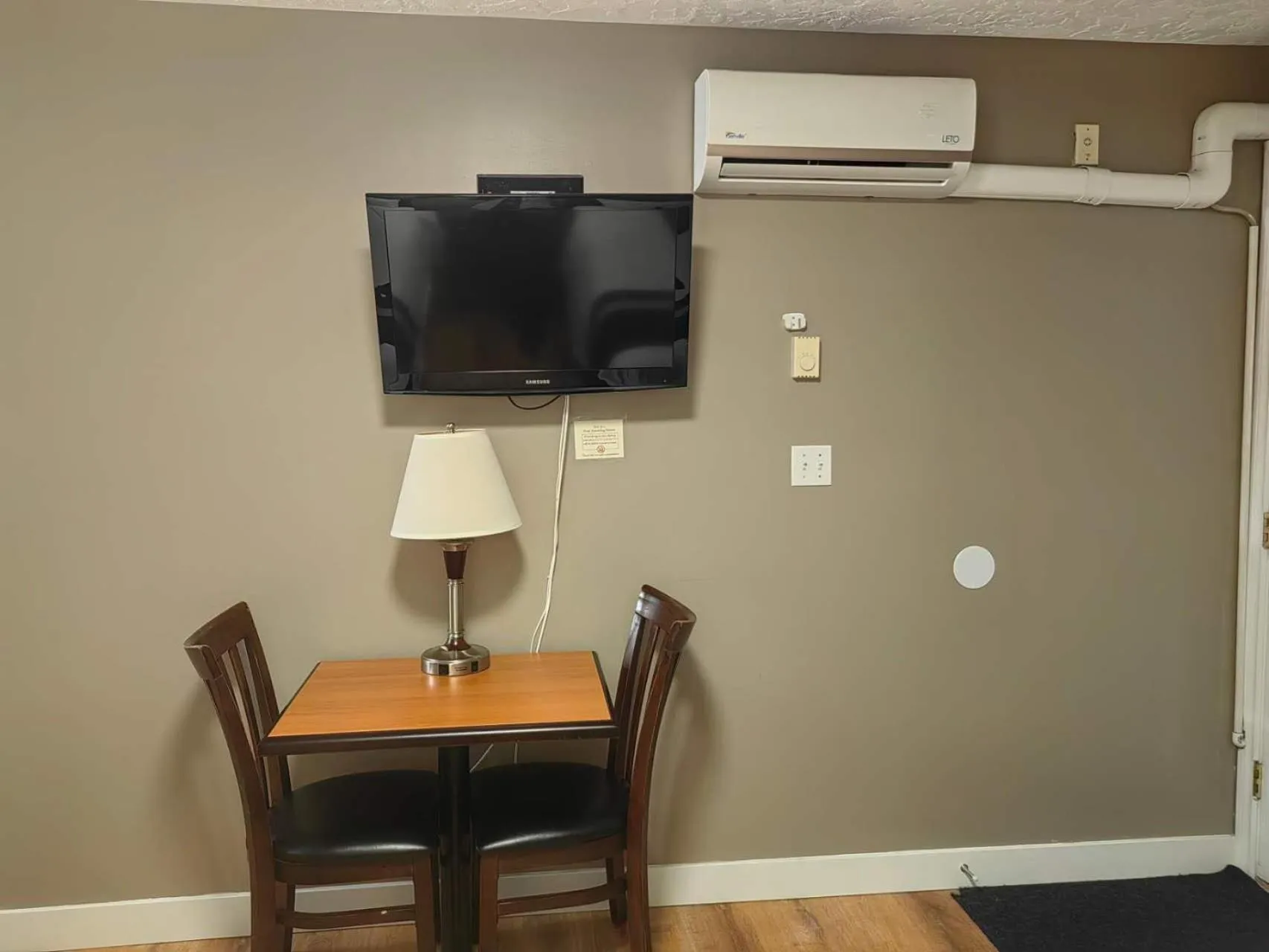 Dining area in Harbour Light Motel